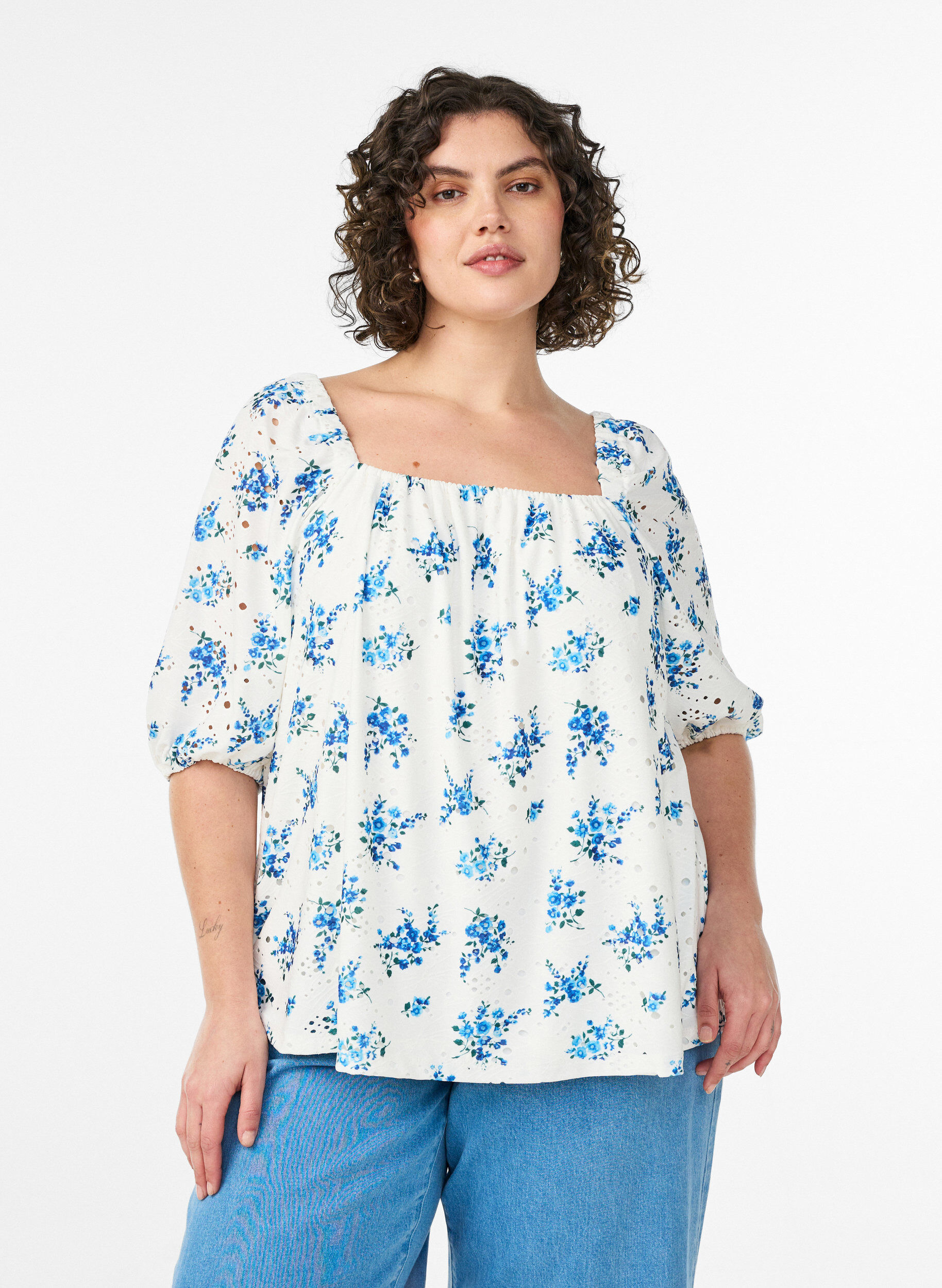 Zizzi Gebl&uuml;mte Bluse mit Karree-Ausschnitt und Lochstickerei, Wei&szlig;, Model image number 0