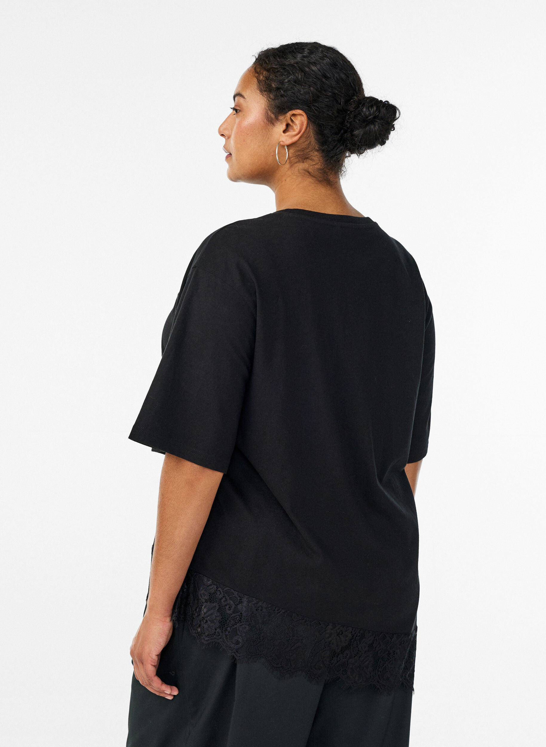 Zizzi T-Shirt mit asymmetrischem Spitzensaum, Schwarz, Model image number 2