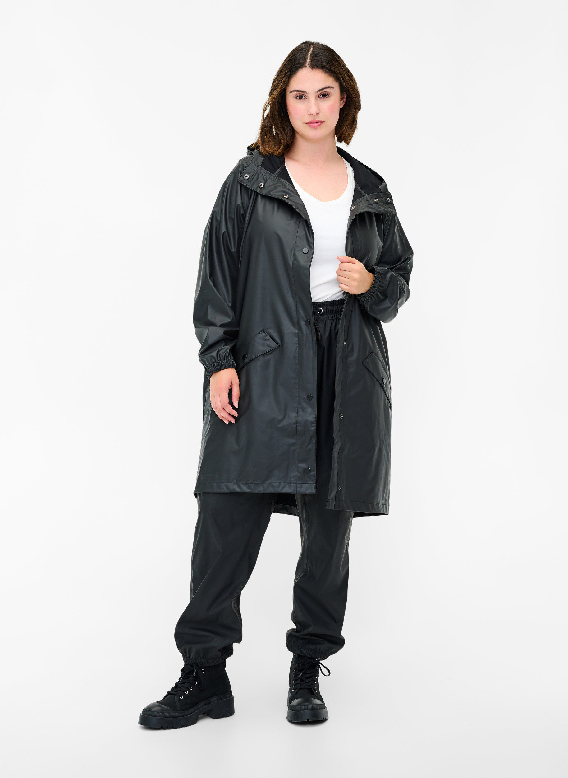 Zizzi Regenjacke mit Kapuze und Knopfverschluss, Black, Model image number 2