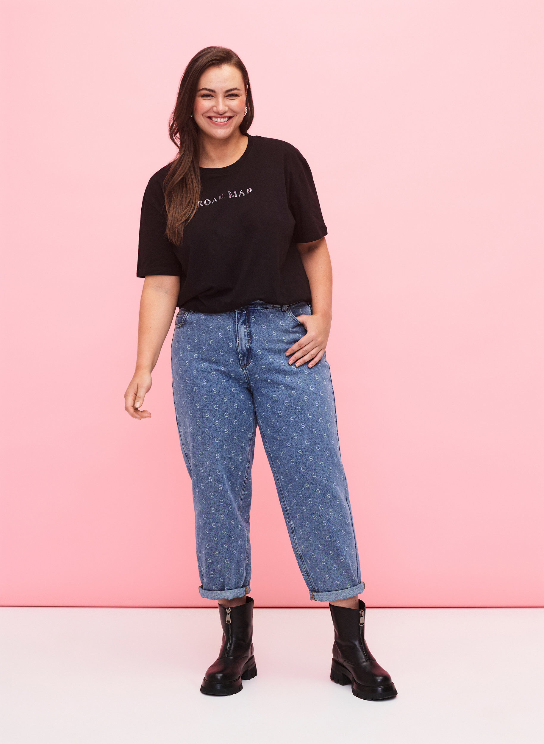 Zizzi T-Shirt aus Bio-Baumwolle mit Schmucksteinen, Black, Model image number 2