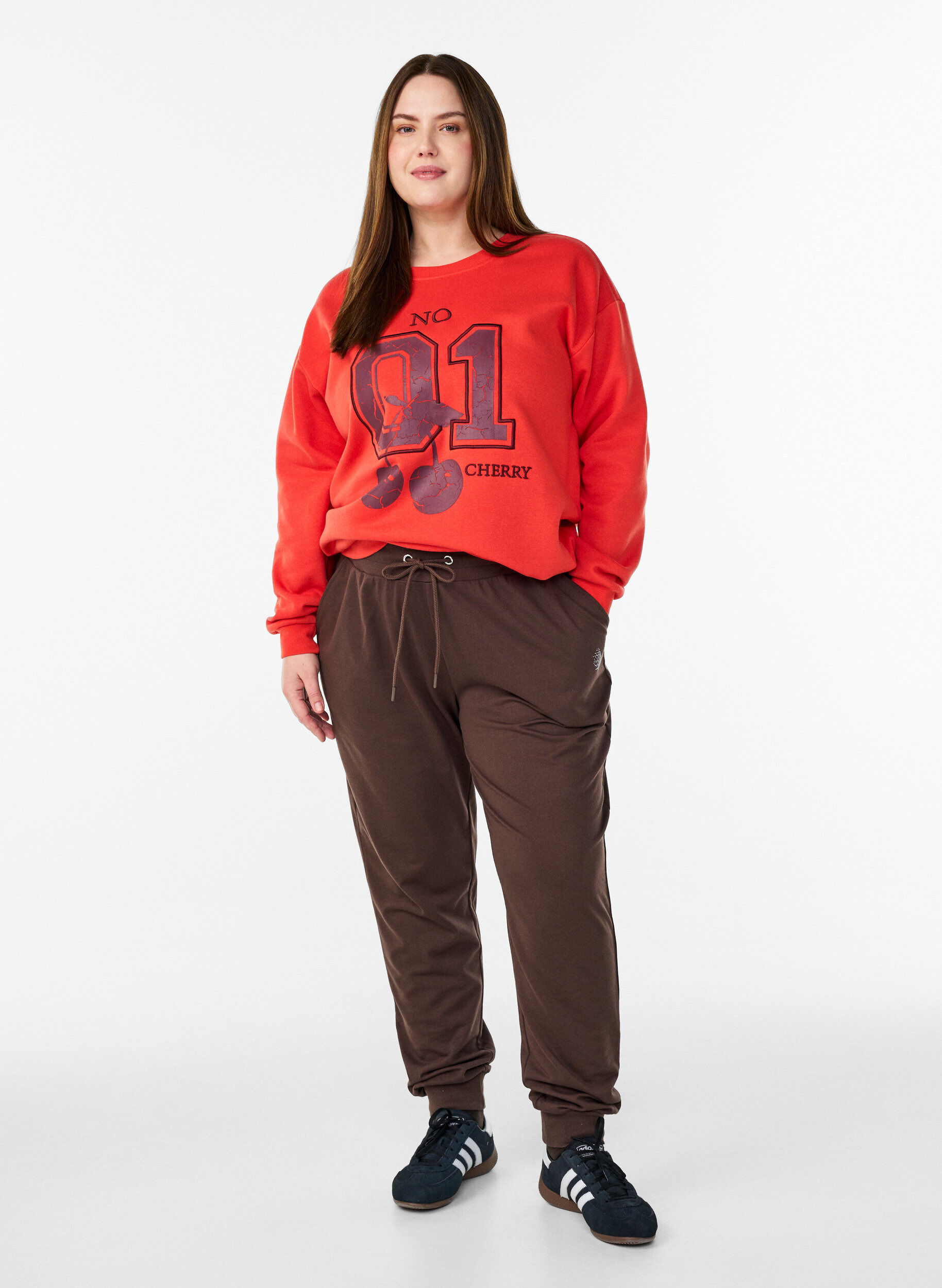 Sweatshirt mit Motiv auf der Vorderseite, Rot, Model