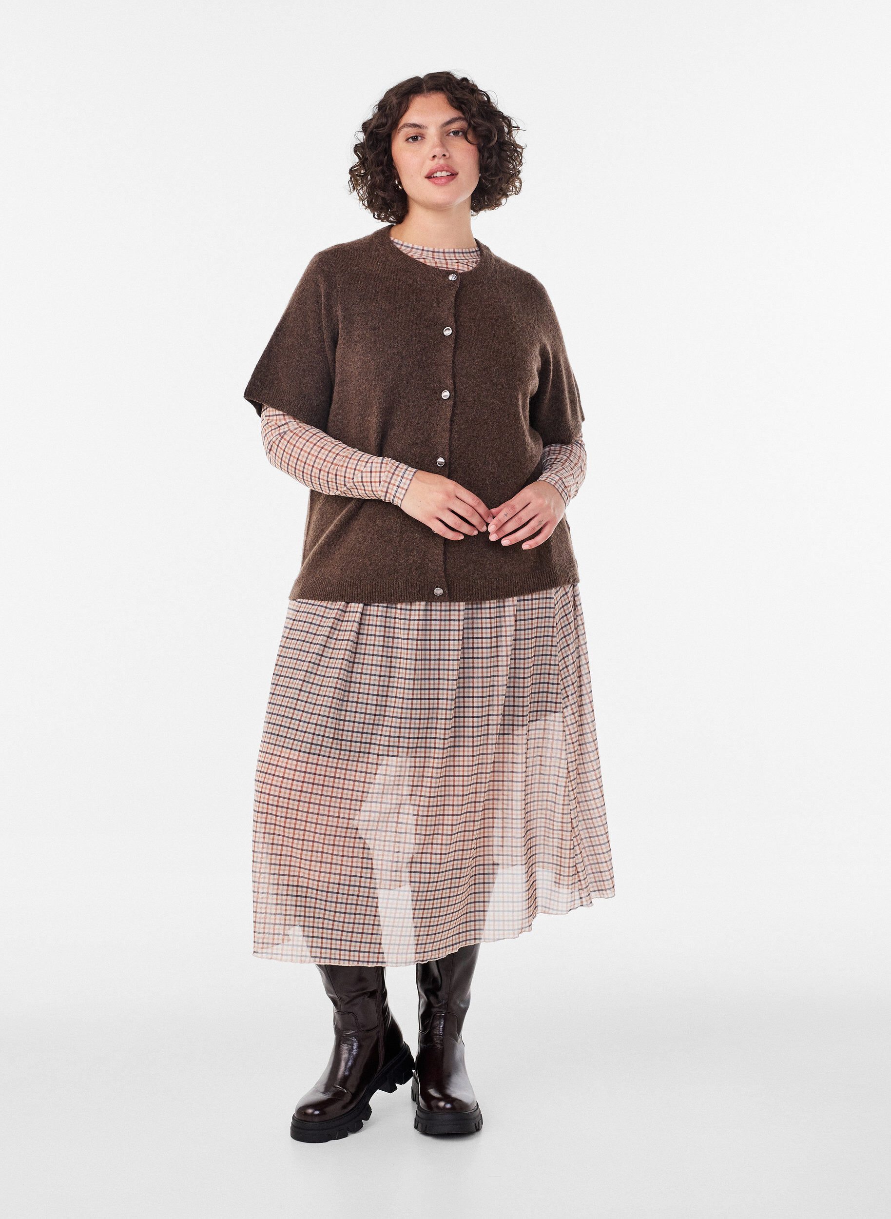 ZizziStrickjacke mit kurzen &Auml;rmeln, Braun, Model image number 1