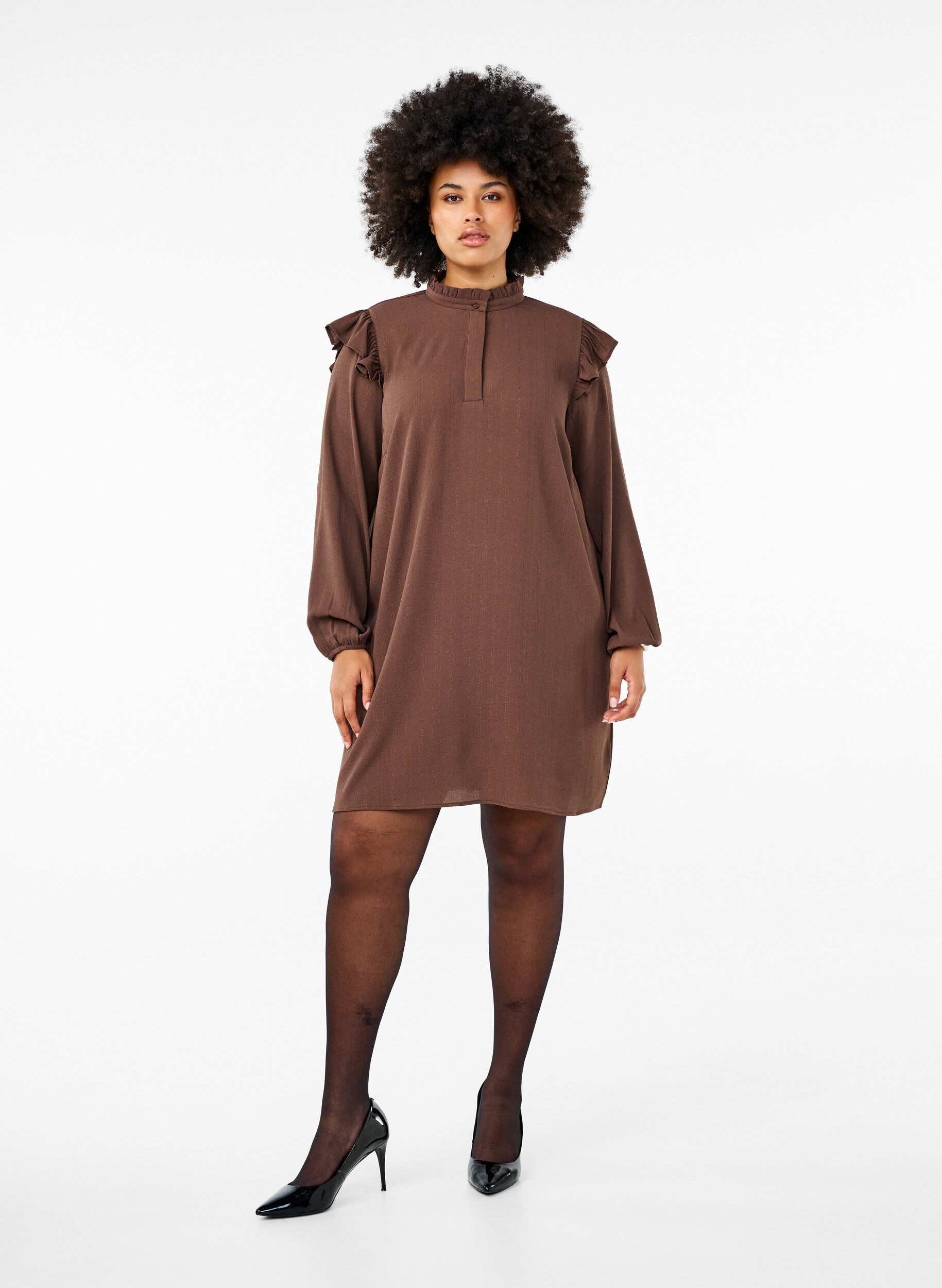 Zizzi Kurzes Kleid mit R&uuml;schen und Glitzer , Braun, Model image number 1