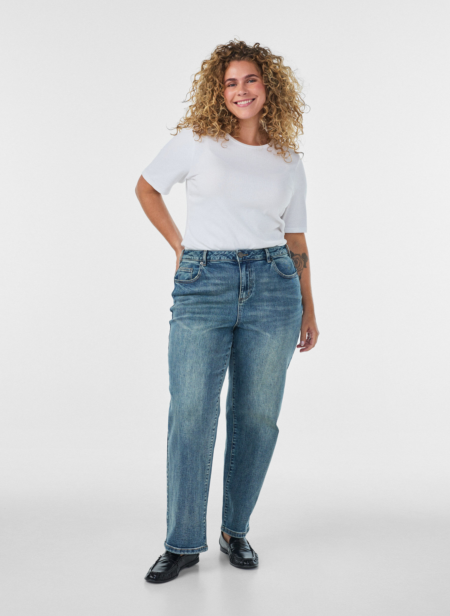ZizziKiana Straight Fit Jeans mit leicht abgenutzter Optik, Blau, Model image number 0