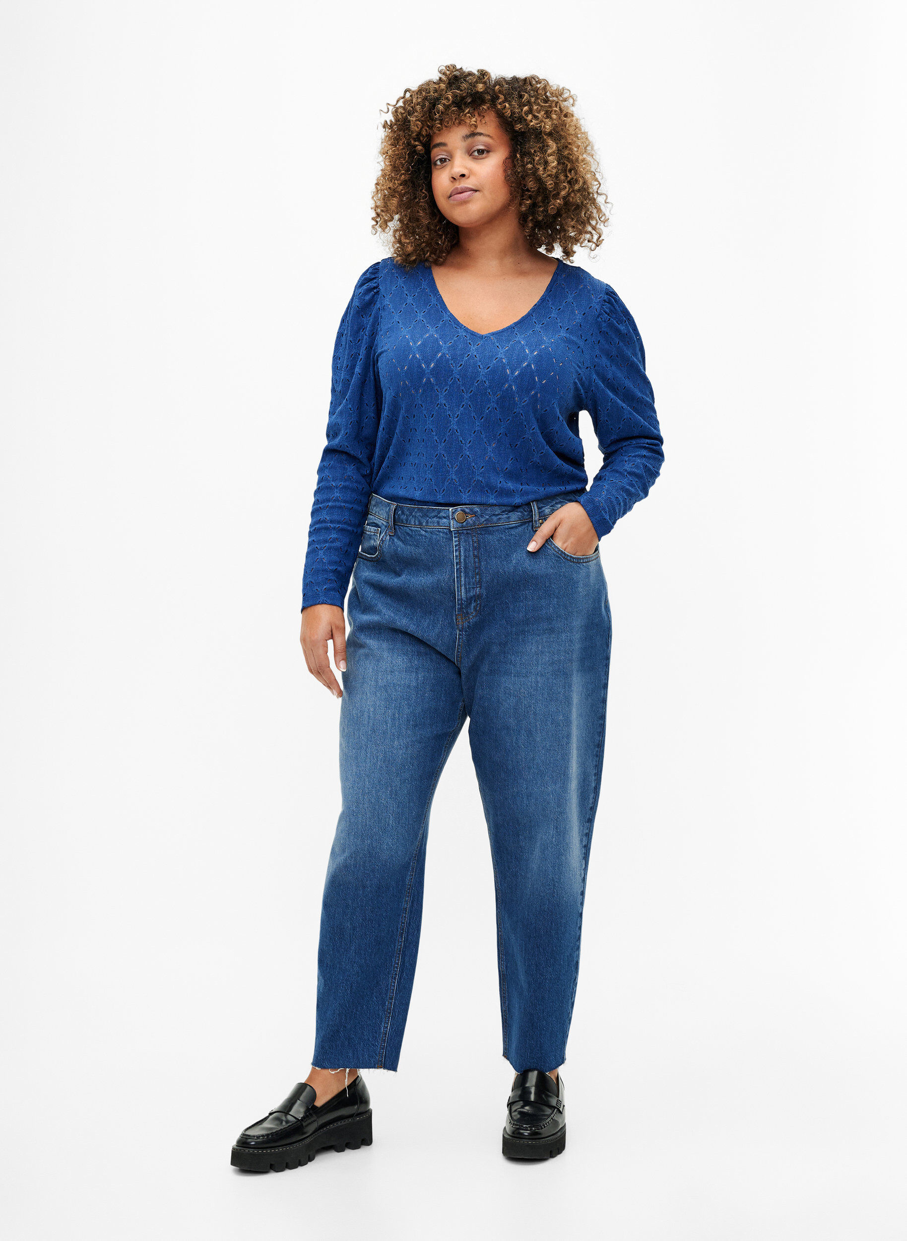 Zizzi Bluse mit V-Ausschnitt und Lochmuster, Limoges, Model image number 2