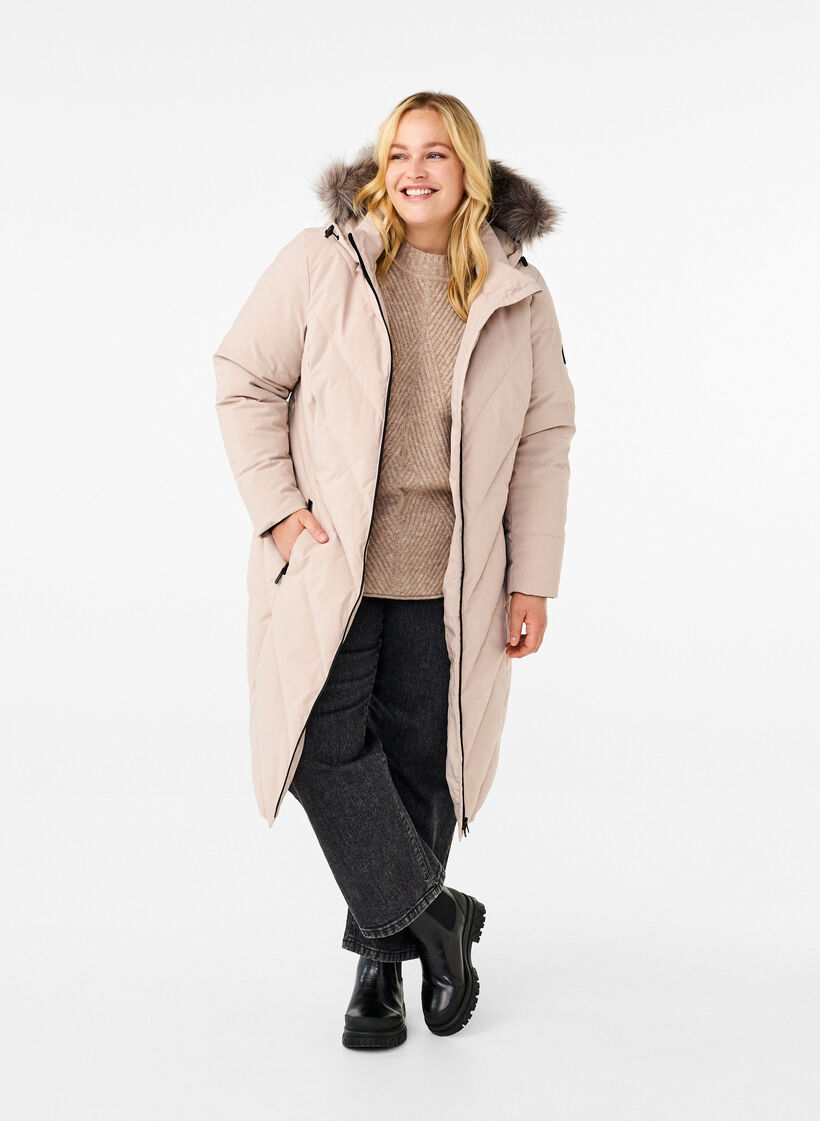 Langer Wintermantel mit Hakenverschl&uuml;ssen und Kunstfellkragen, Beige, Model