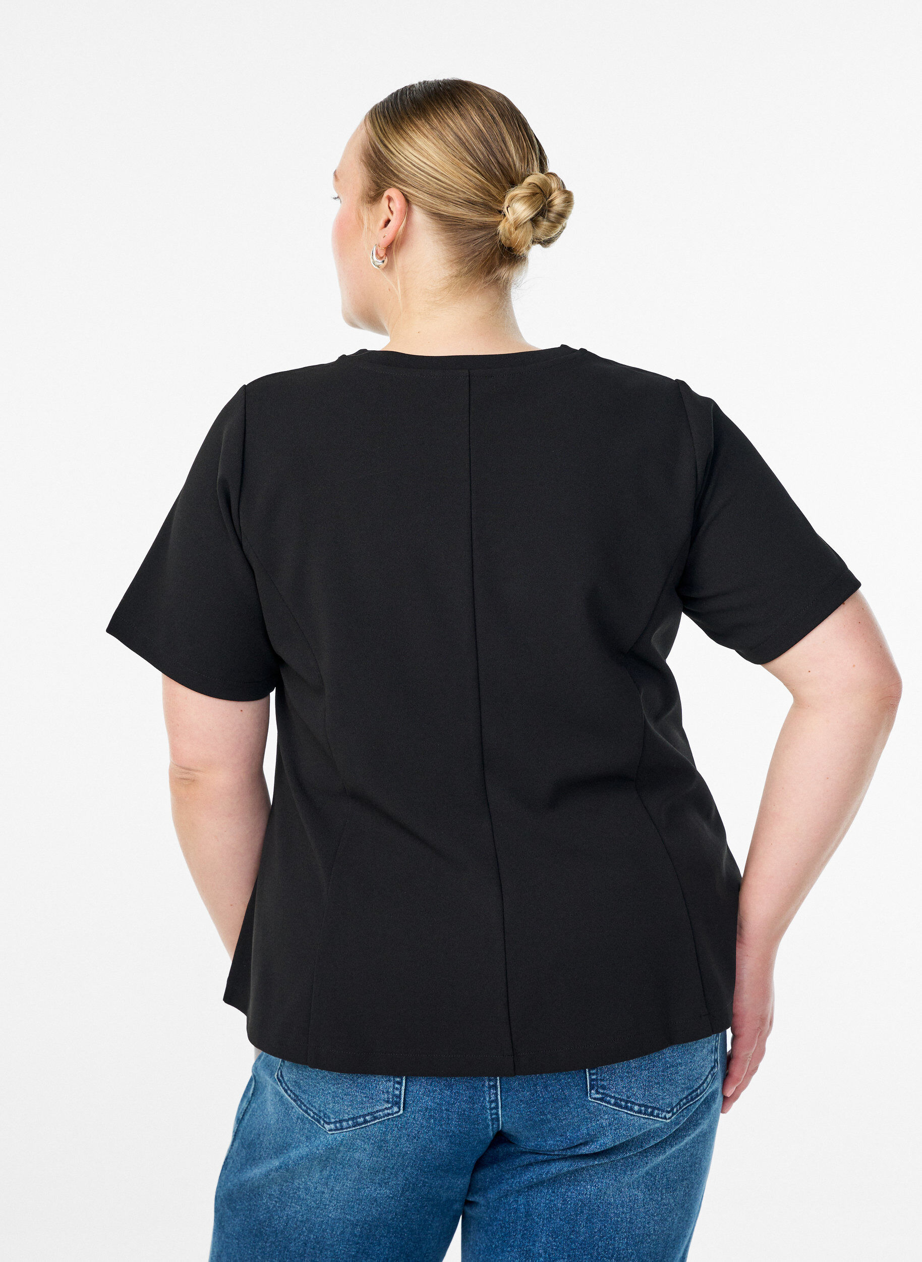 Zizzi Kurz&auml;rmelige Bluse mit formgebenden Abn&auml;hern, Schwarz, Model image number 2