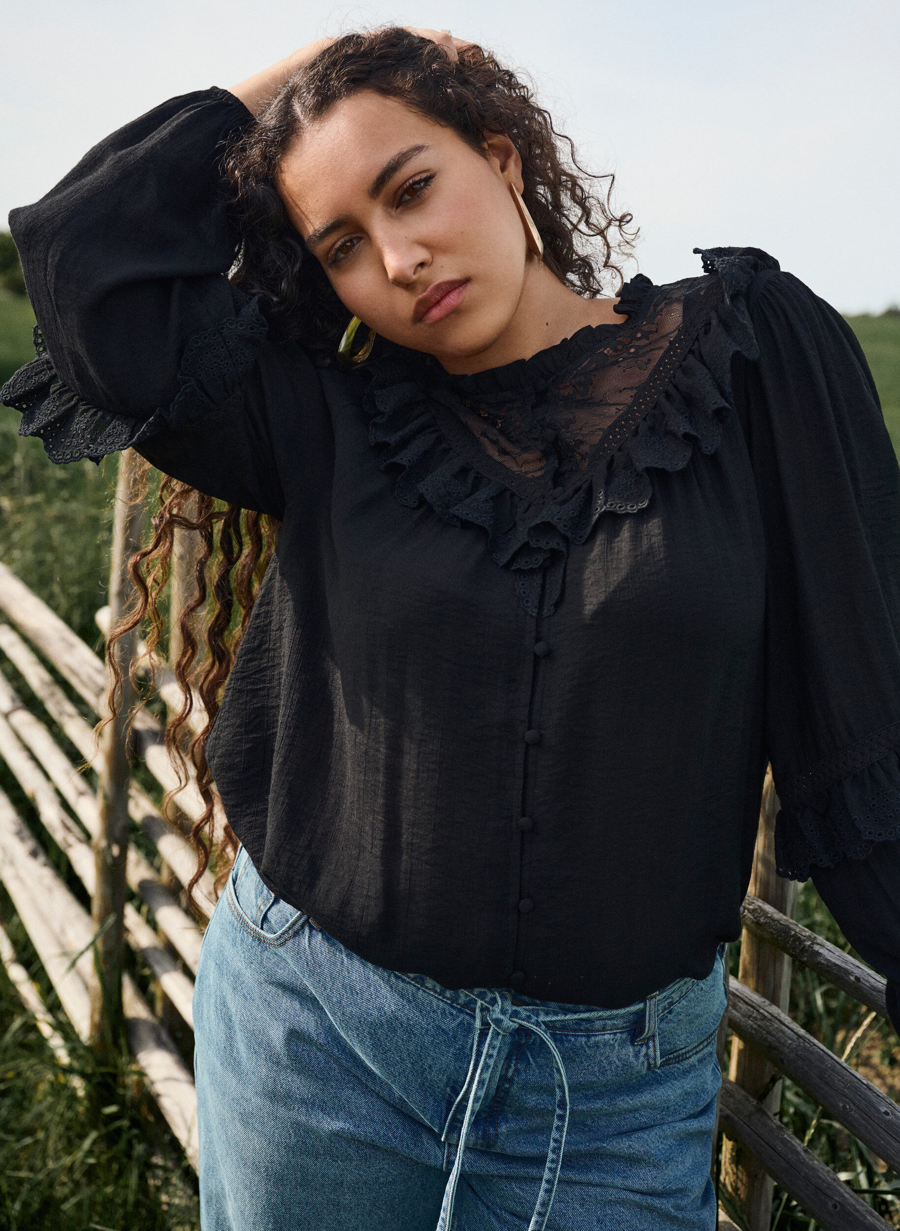 Zizzi Bluse aus Viskose mit Spitze und R&uuml;schen, Schwarz, Image image number 0