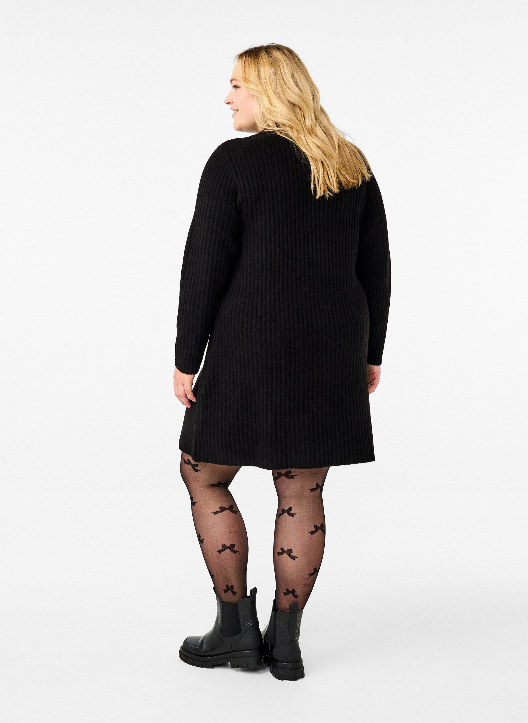 Zizzi Kurzes Rippstrickkleid mit Rundhalsausschnitt, Black, Model image number 1