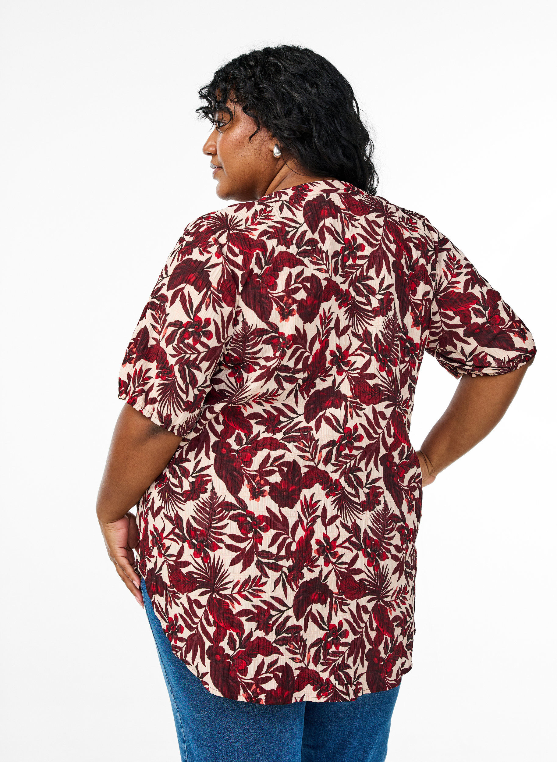 Zizzi Gebl&uuml;mte Bluse mit kurzen &Auml;rmeln, Rot, Model image number 2