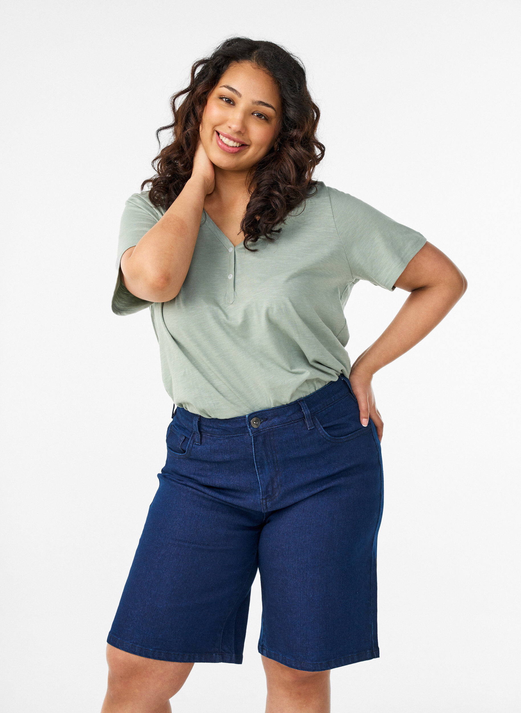 Zizzi Locker sitzende Jeansshorts mit hoher Taille, Blau, Model image number 0