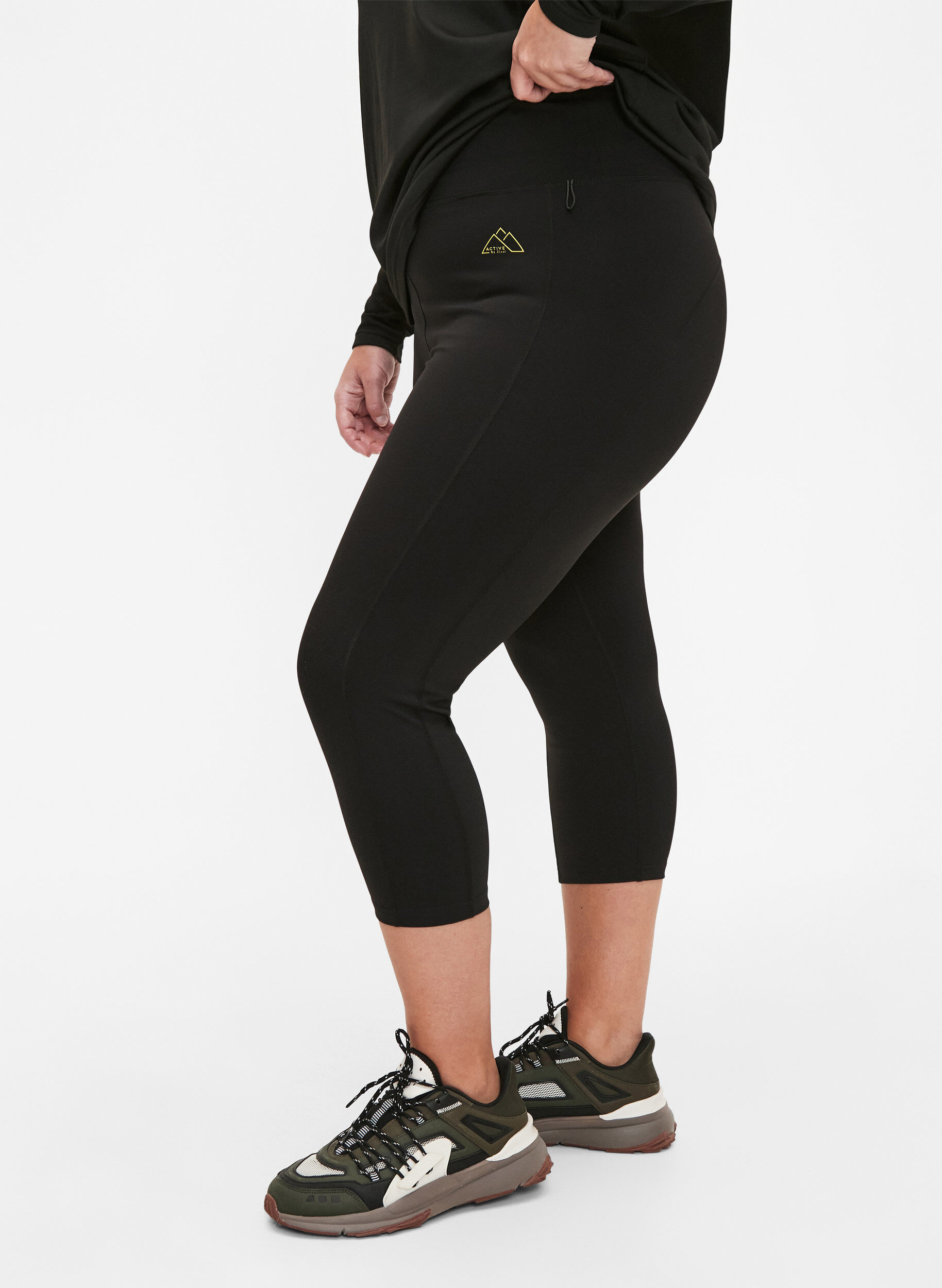 Zizzi 3/4-Trainingsleggings mit Taschen, Black, Model image number 0