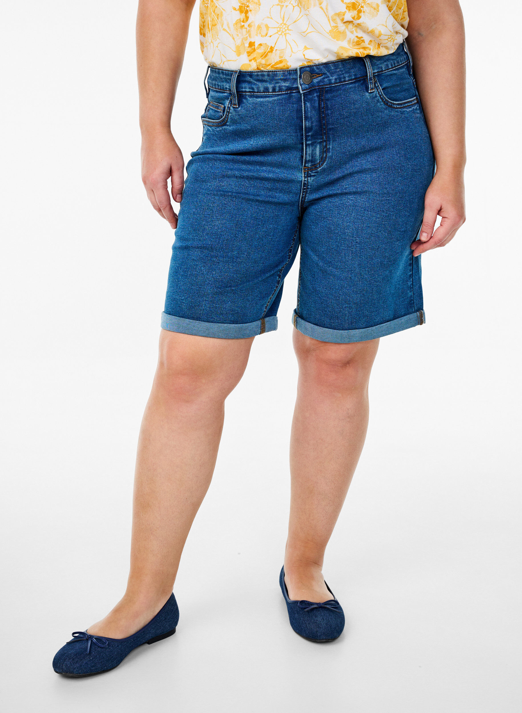 Zizzi Eng anliegende Jeansshorts mit hoher Taille, Blau, Model image number 3