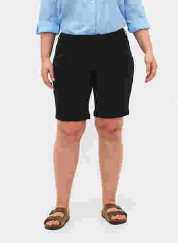 Slim Fit Emily Shorts mit normaler Taille, Black solid, Model image number 2