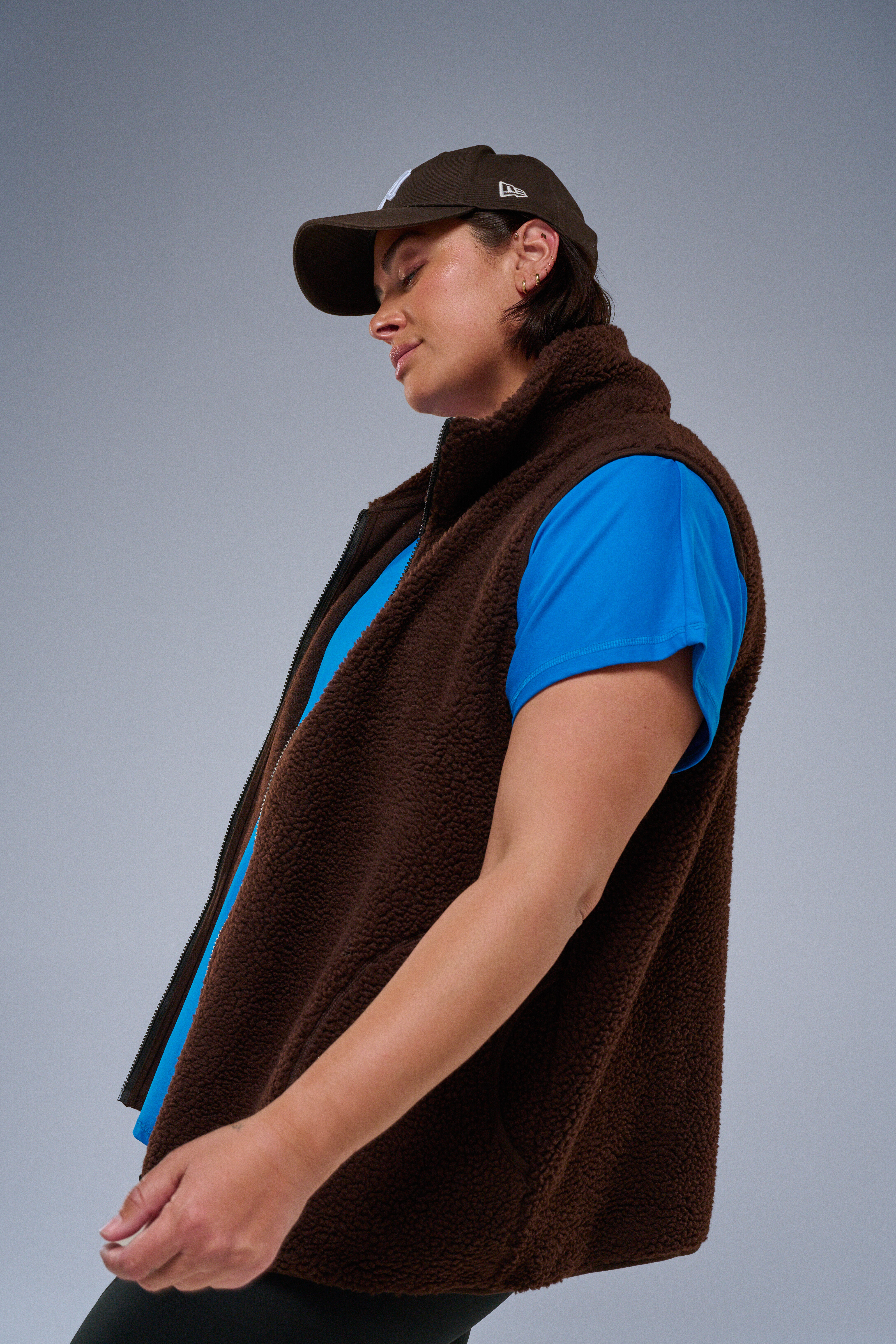 Zizzi Braune Weste mit Rei&szlig;verschluss, , Model