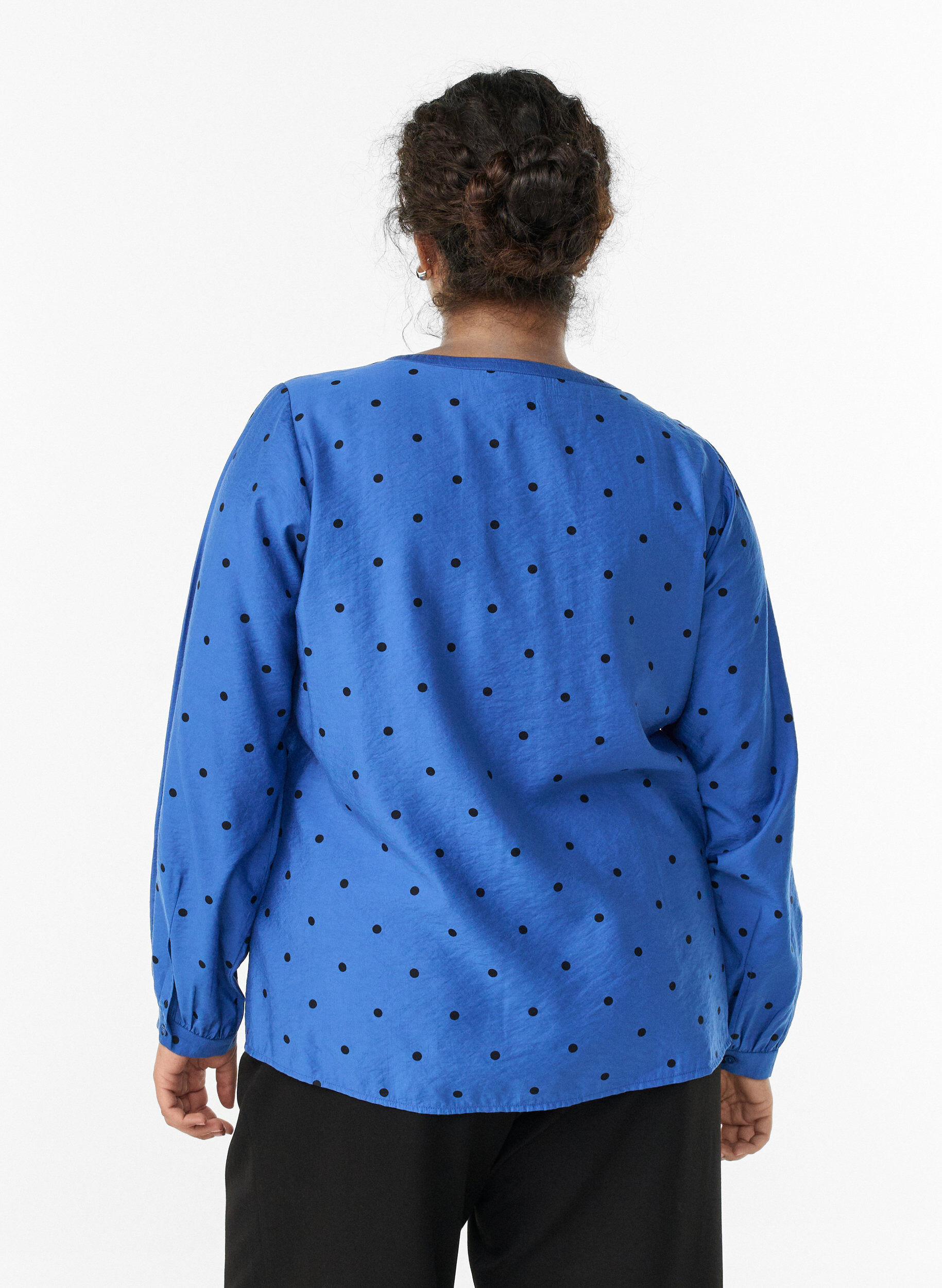 Zizzi Gepunktete Bluse mit langen &Auml;rmeln, Blau, Model image number 2