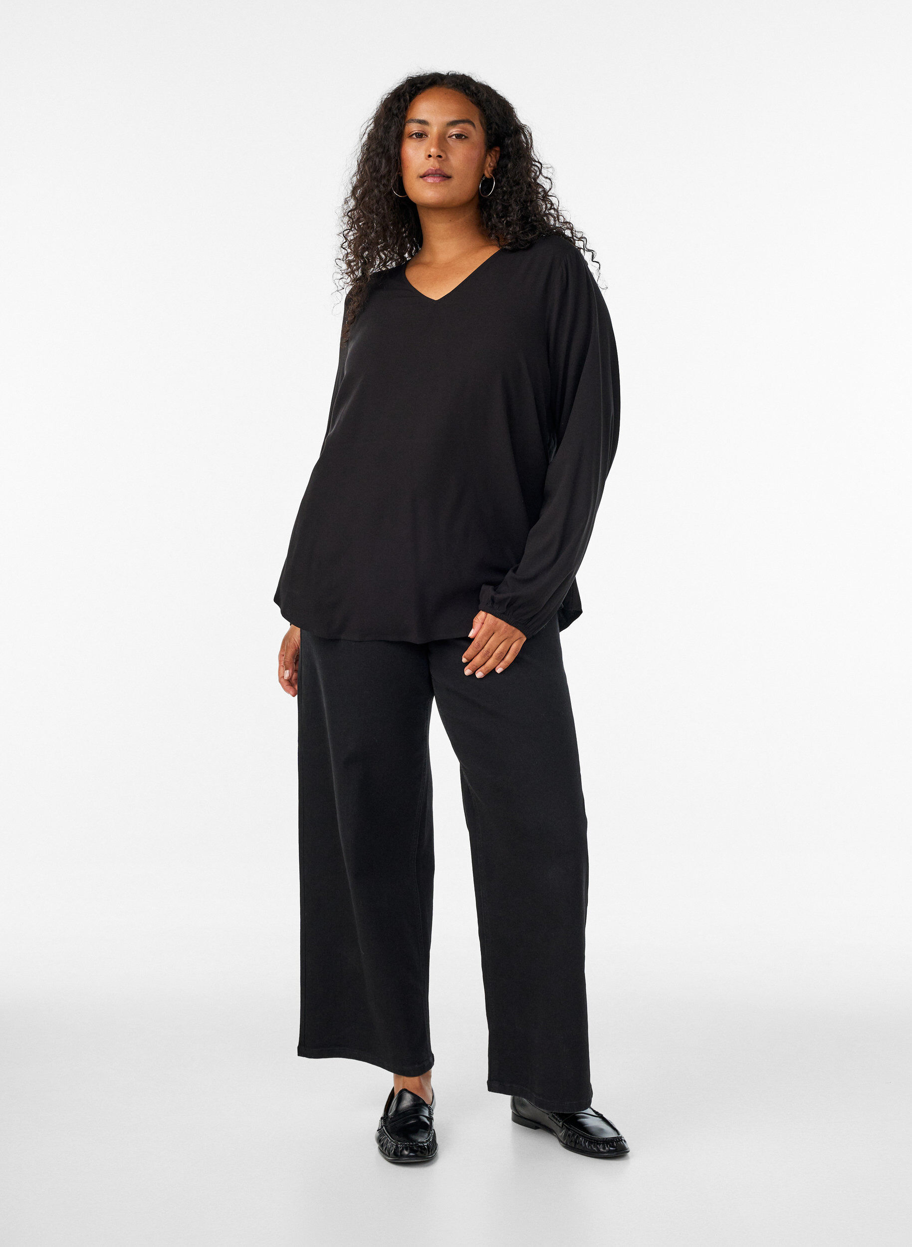 ZizziBluse aus Viskose mit V-Ausschnitt und langen &Auml;rmeln, Schwarz, Model image number 1
