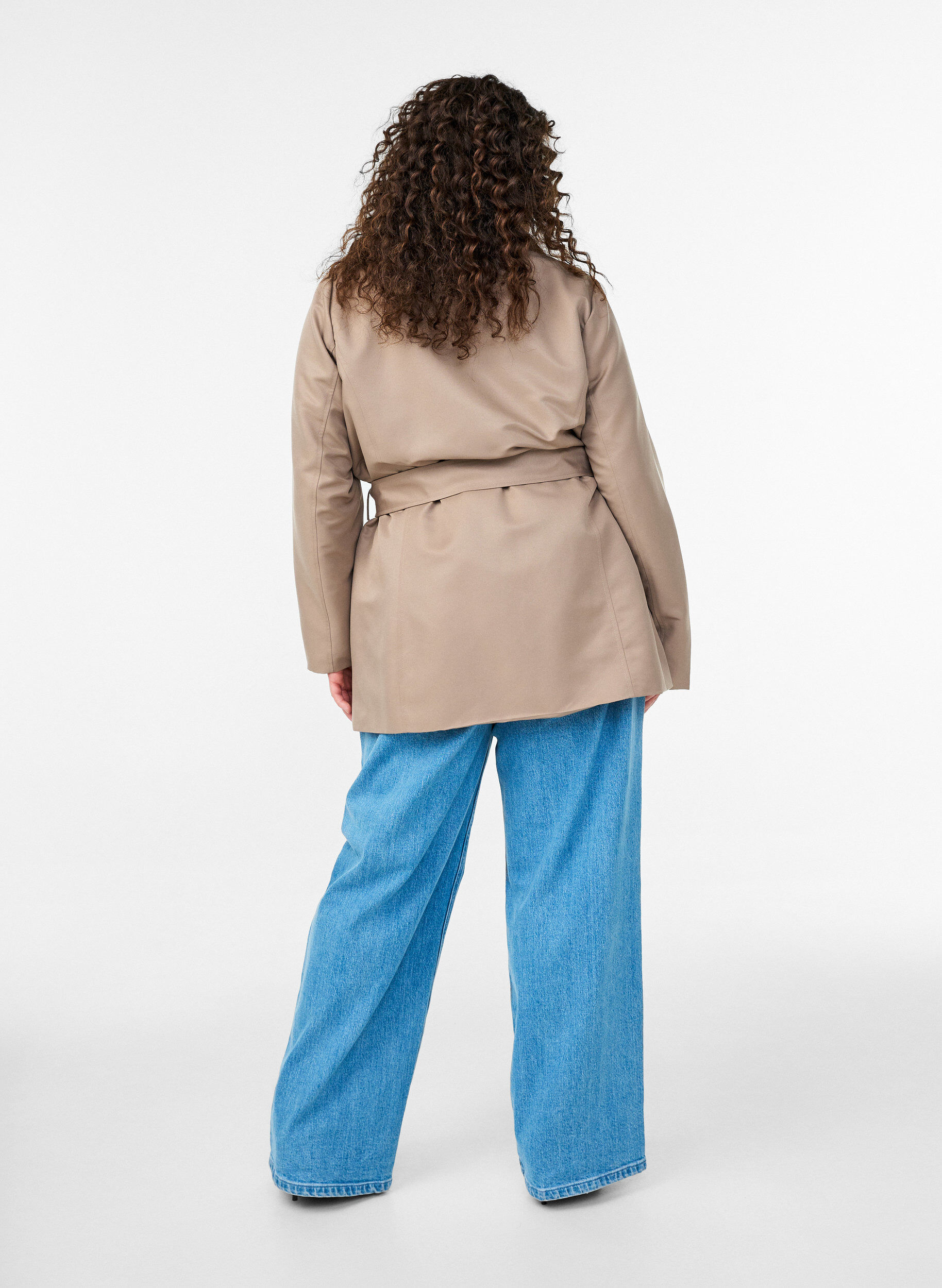 Zizzi Kurzer Trenchcoat mit G&uuml;rtel, Grau, Model image number 2