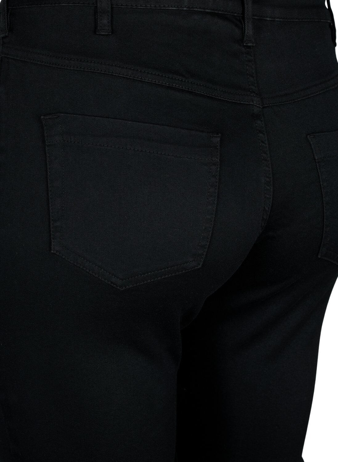 ZizziSchmale Passform Emily Jeans mit normaler Taille, Schwarz, Model image number 3