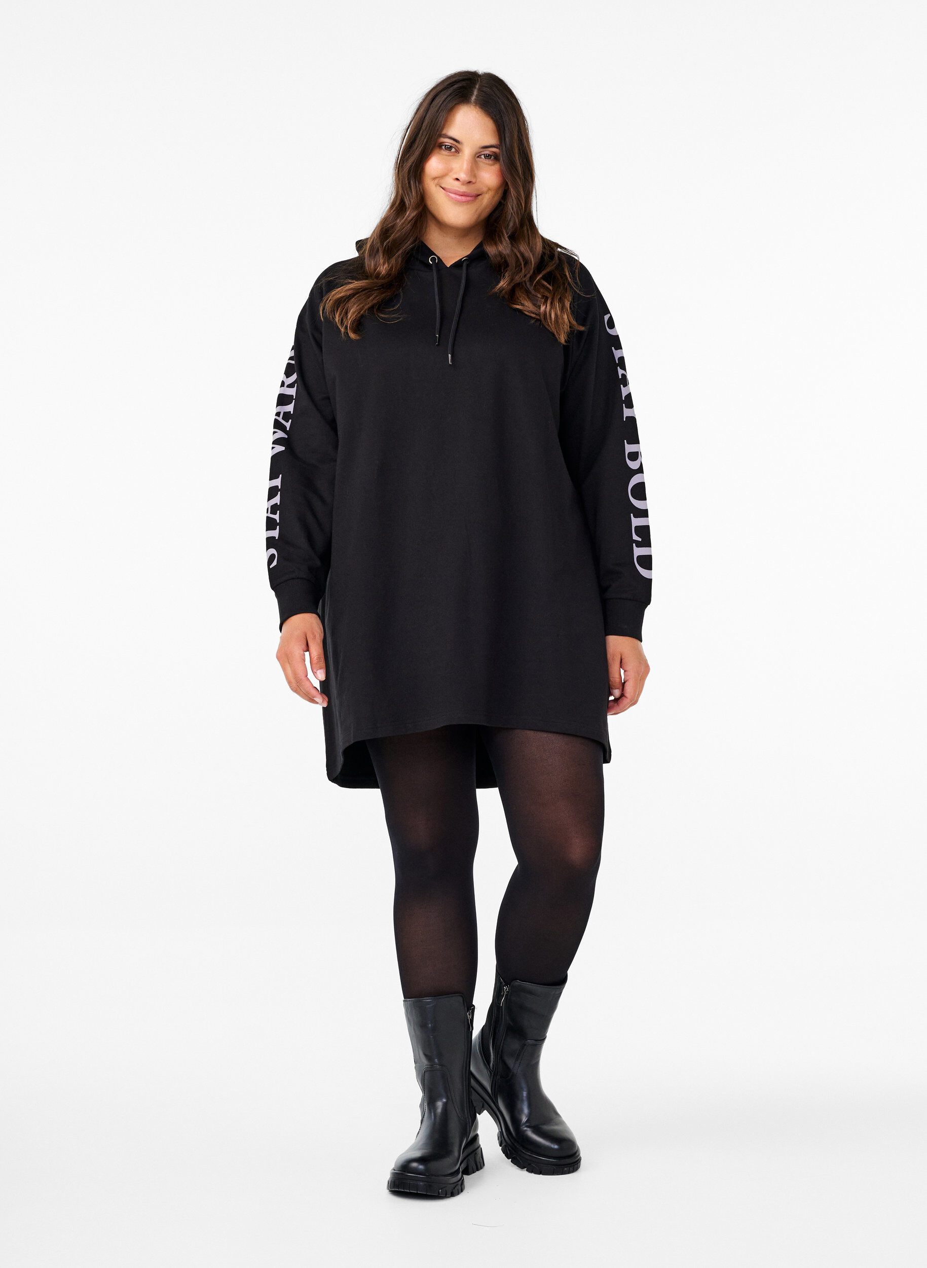 Zizzi Oversize-Sweatshirt mit Print an den &Auml;rmeln, Black w. Silver, Model image number 2