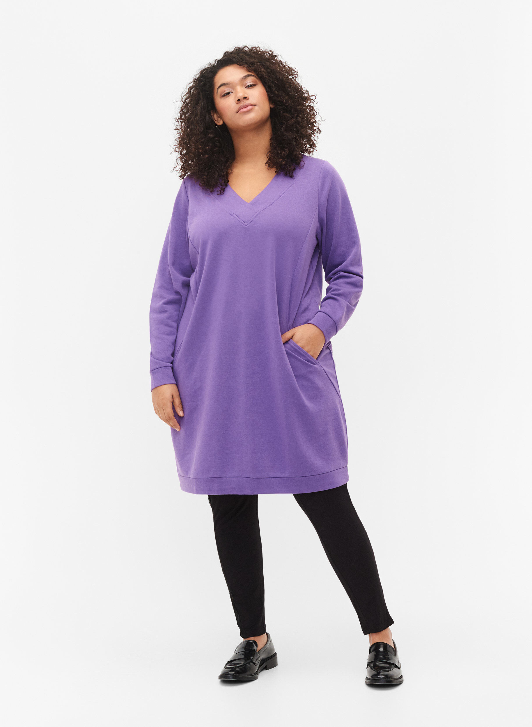 Zizzi Pulloverkleid mit V-Ausschnitt, Deep Lavender, Model image number 2