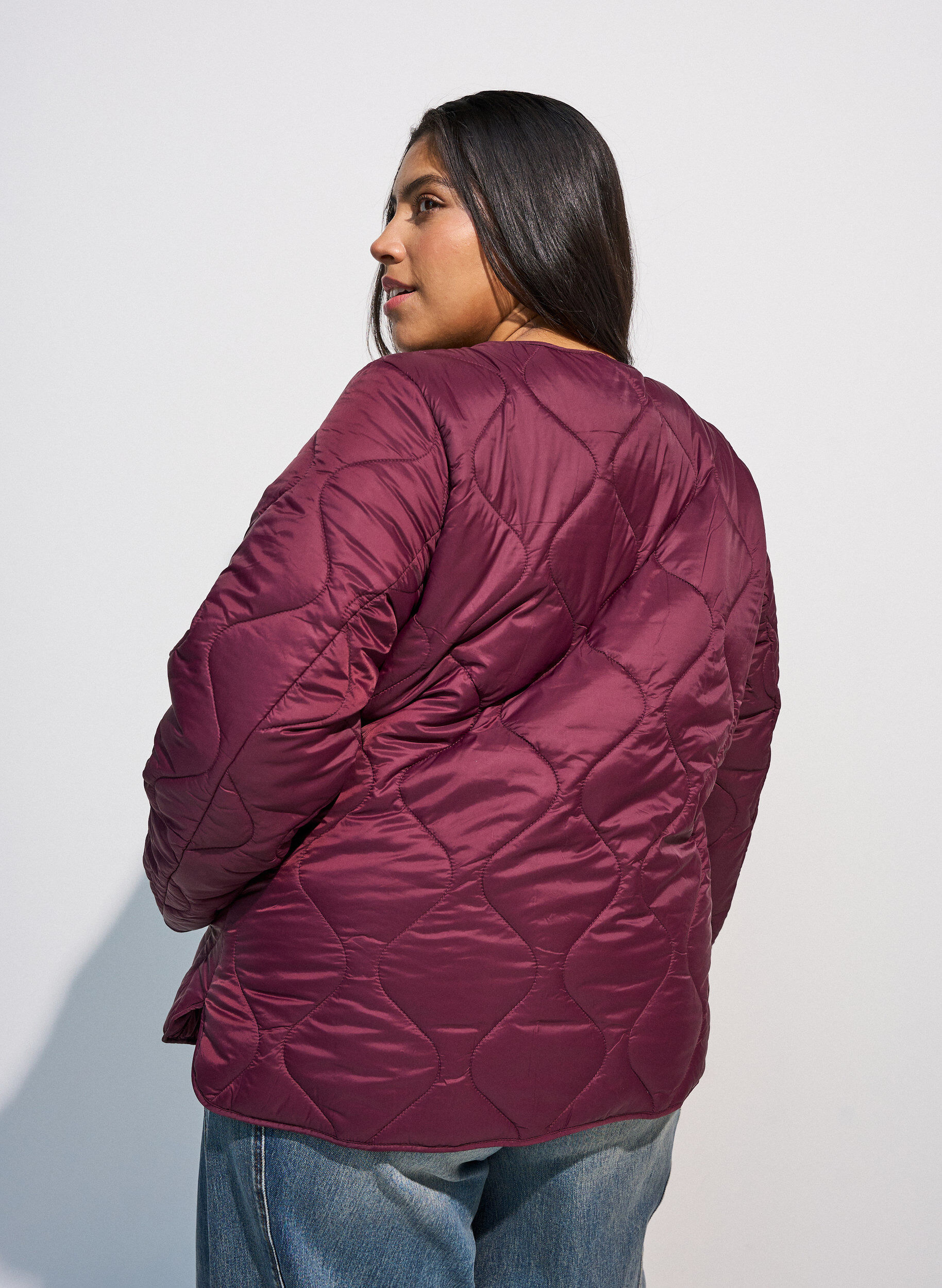 ZizziSteppjacke mit Druckkn&ouml;pfen und Rundhalsausschnitt, Dunkles Bordeaux, Model image number 2