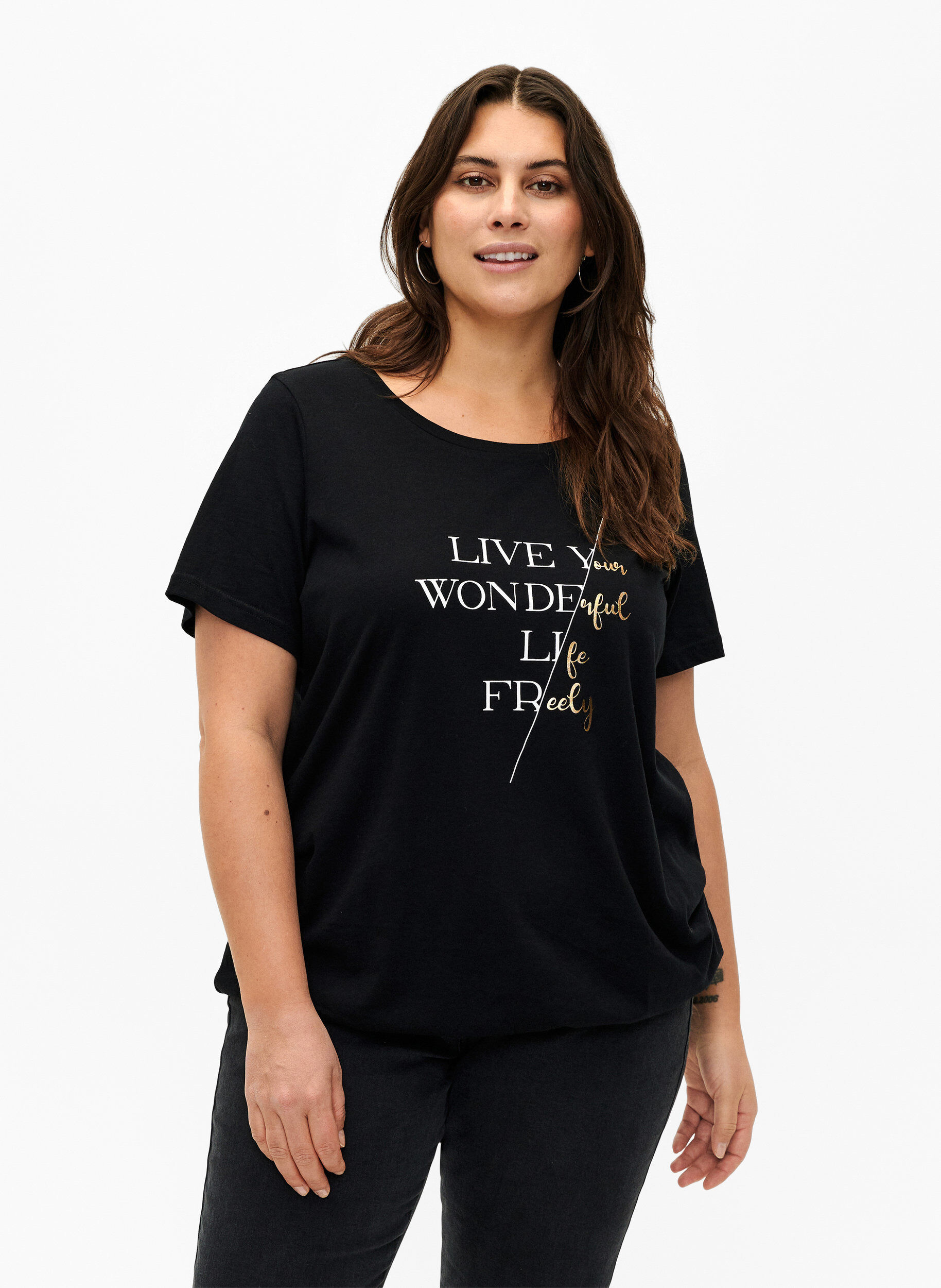 Zizzi Kurz&auml;rmliges T-Shirt aus Baumwolle mit Gummizug am Saum, Black w. Live, Model image number 0