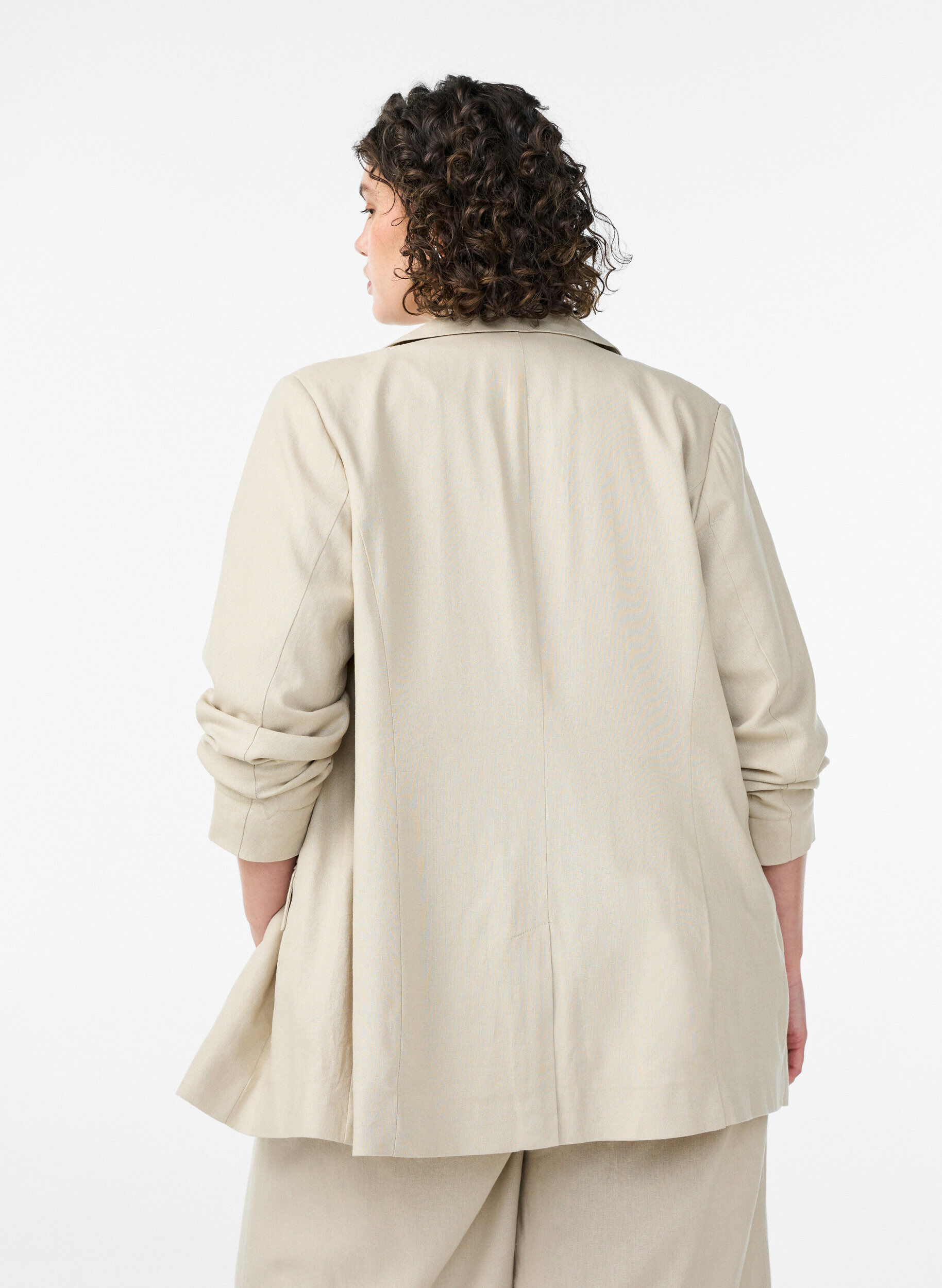 Zizzi Blazer aus Leinen und Viskose mit Revers und Taschen, Beige, Model image number 2