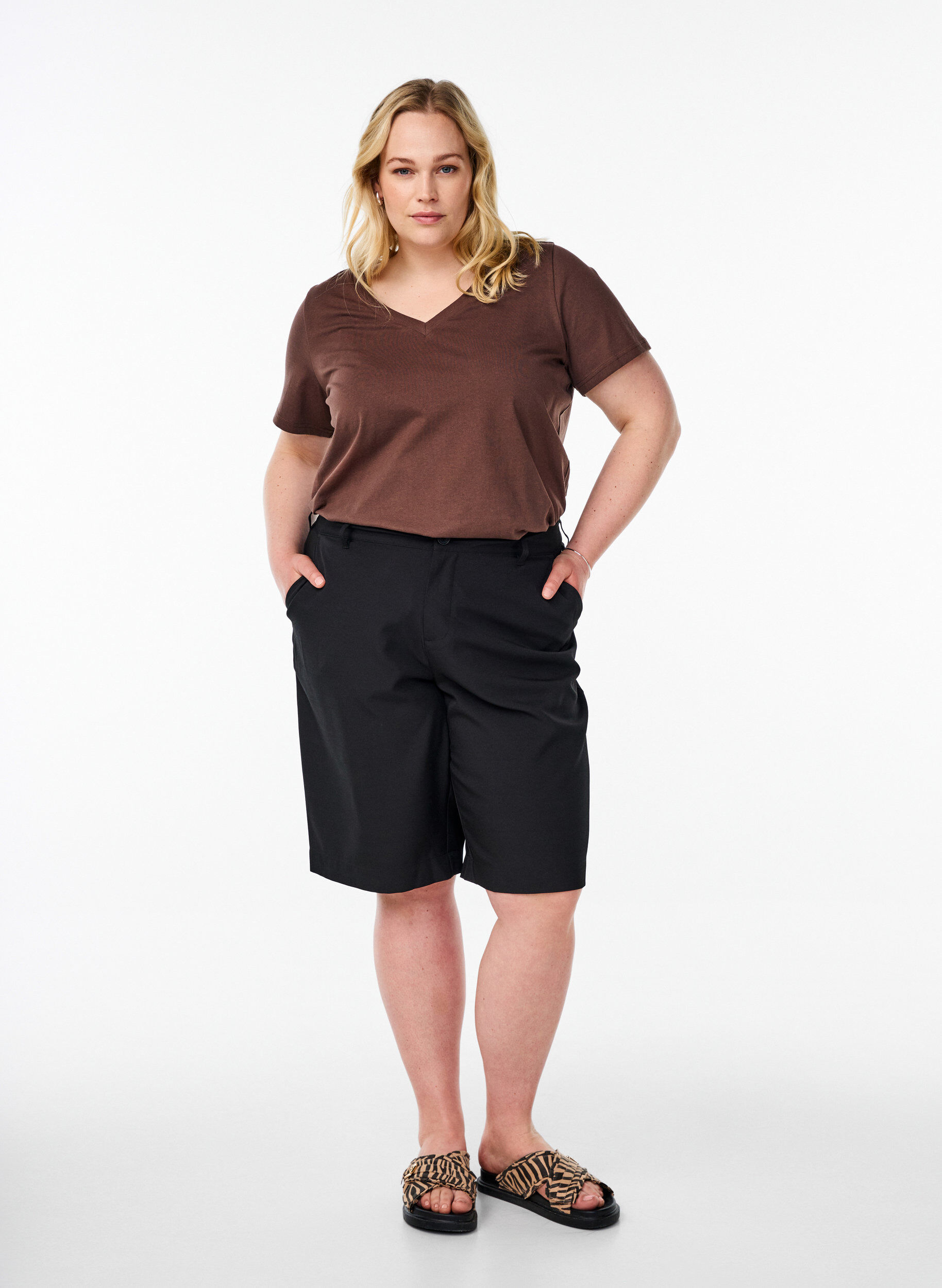 Zizzi Einfaches T-Shirt aus Baumwolle mit V-Ausschnitt., Braun, Model image number 1