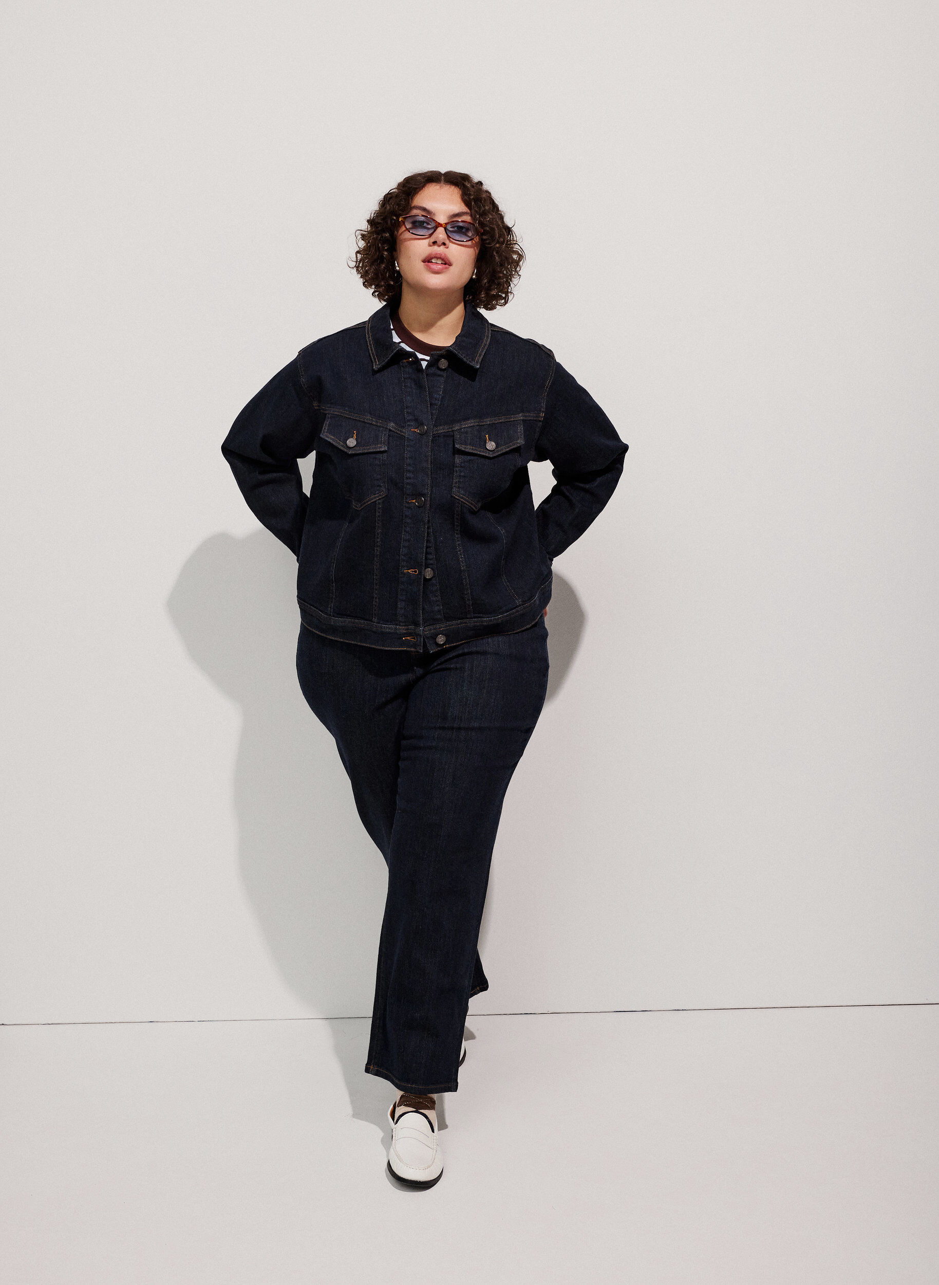 ZizziStraight Fit Kiana Jeans mit hoher Taille, Blau, Model image number 1