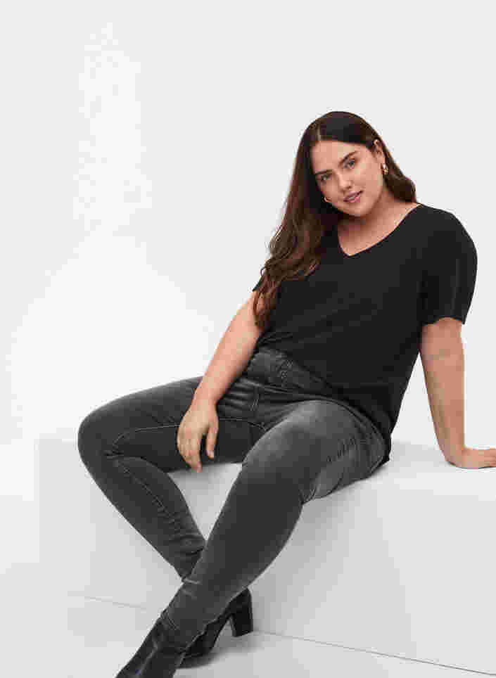 T-Shirt aus Bio-Baumwolle mit V-Ausschnitt, Black, Model image number 2