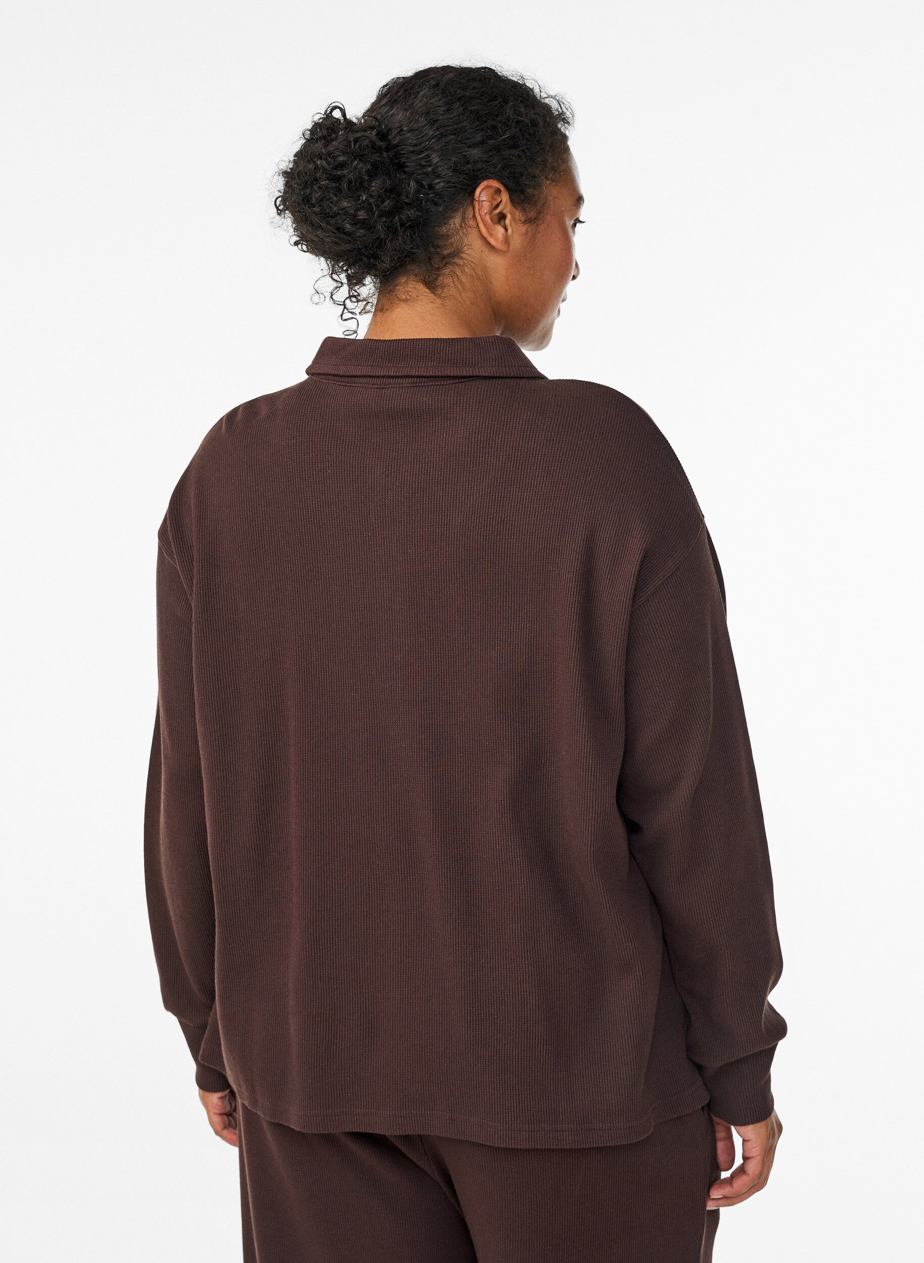 Zizzi Lang&auml;rmliges Poloshirt aus geripptem Jersey, Braun, Model image number 2