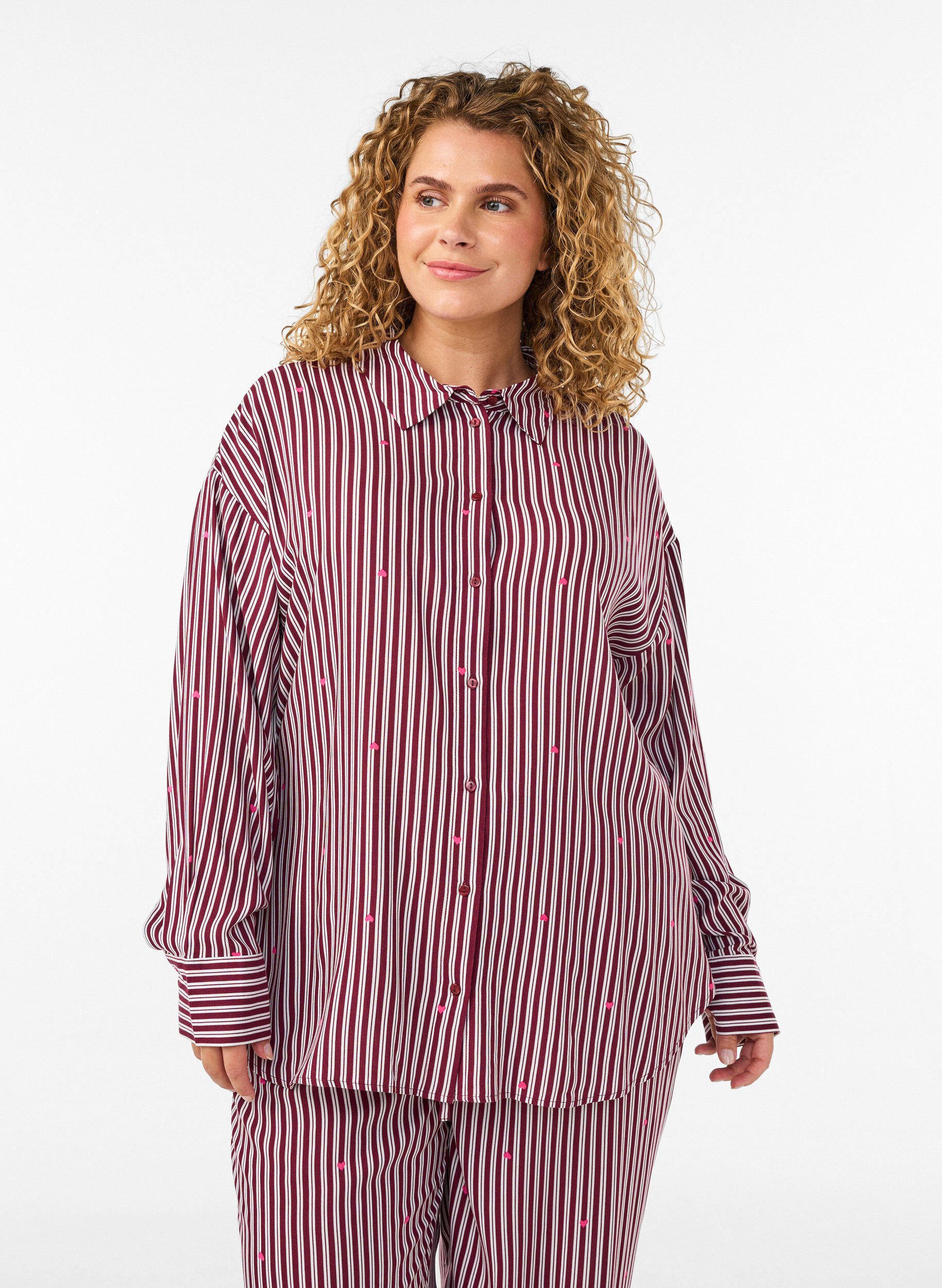 Nachthemd mit Streifen und Herzen, Dunkles Bordeaux, Model