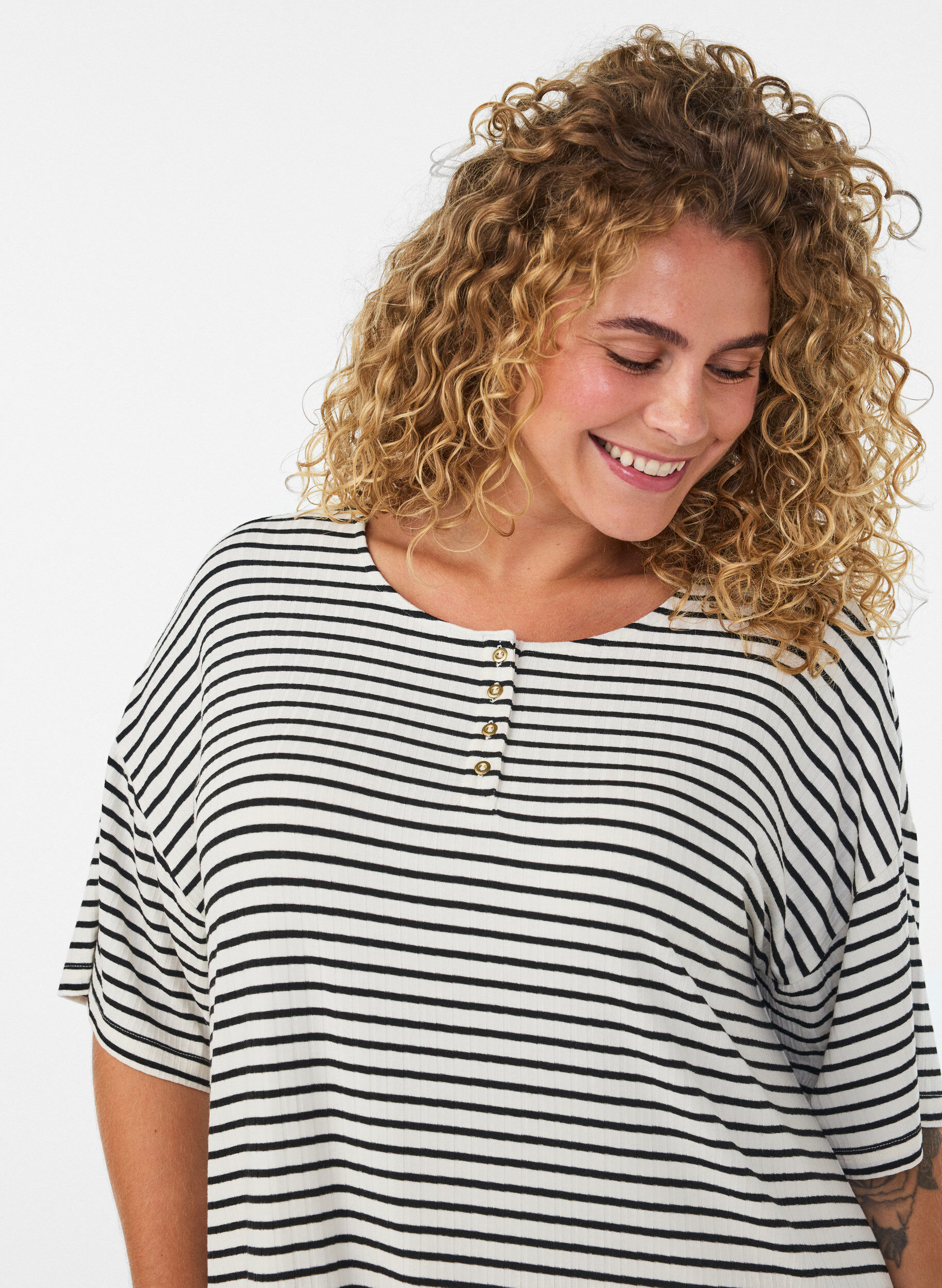ZizziGestreiftes Nachthemd aus Viskosejersey, Vanille, Model image number 3