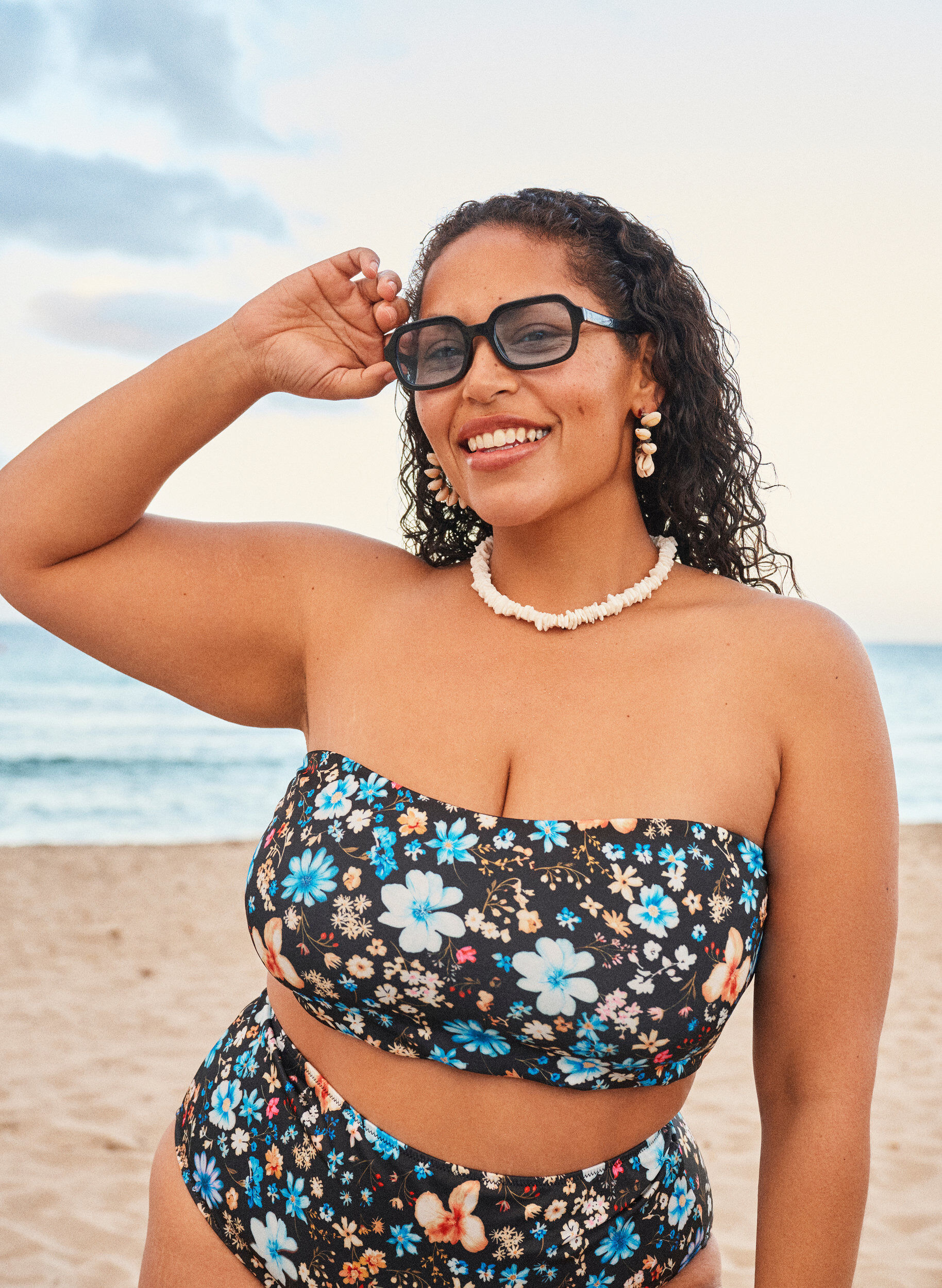 Zizzi Gebl&uuml;mtes Bandeau-Bikinioberteil, Blau, Image image number 0