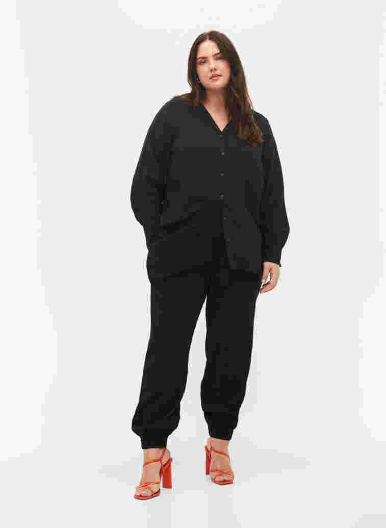 Lockere Hose aus Viskosemischung mit elastischen Abschlüssen, Black, Model image number 0