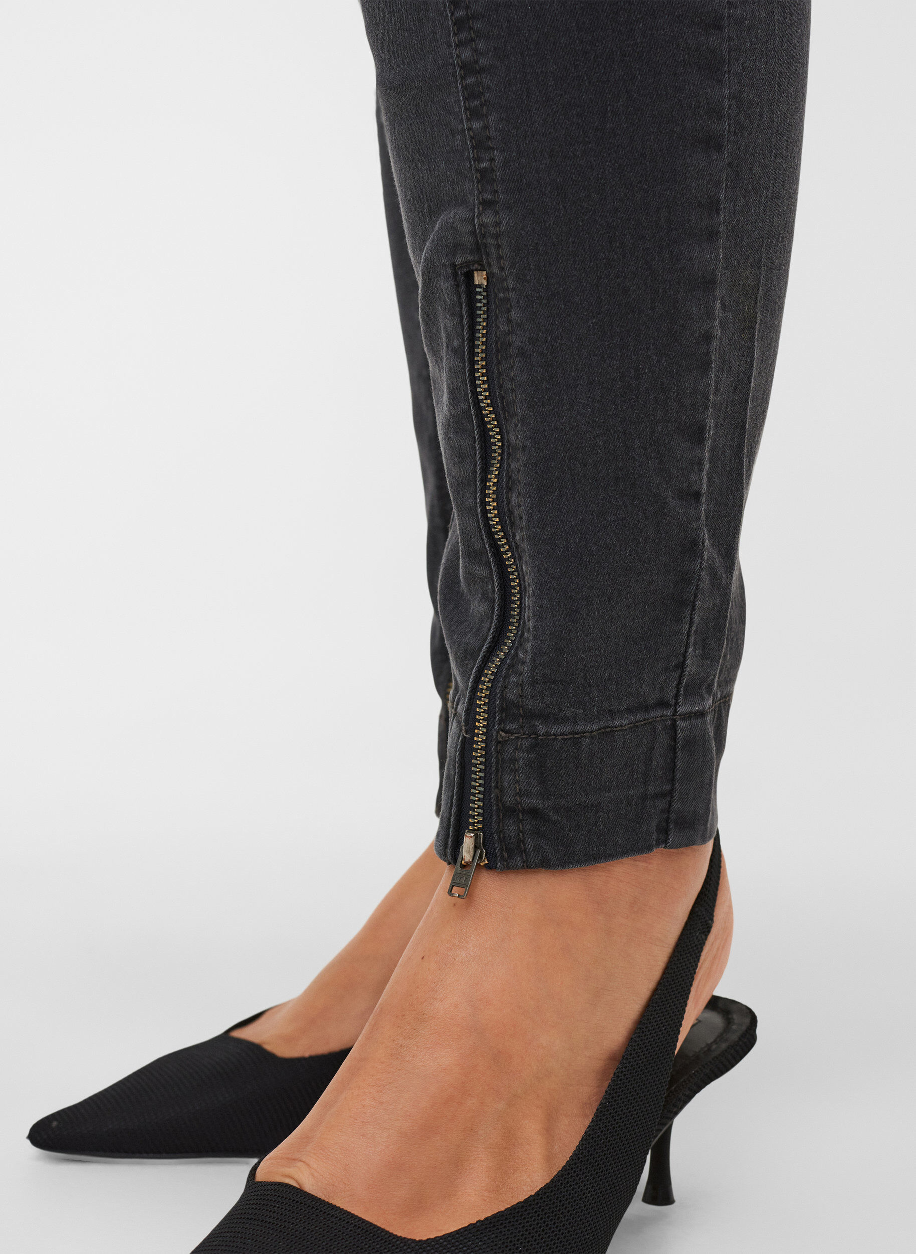 Zizzi Jeggings mit Rei&szlig;verschlussdetail, Grey Wash, Model image number 3