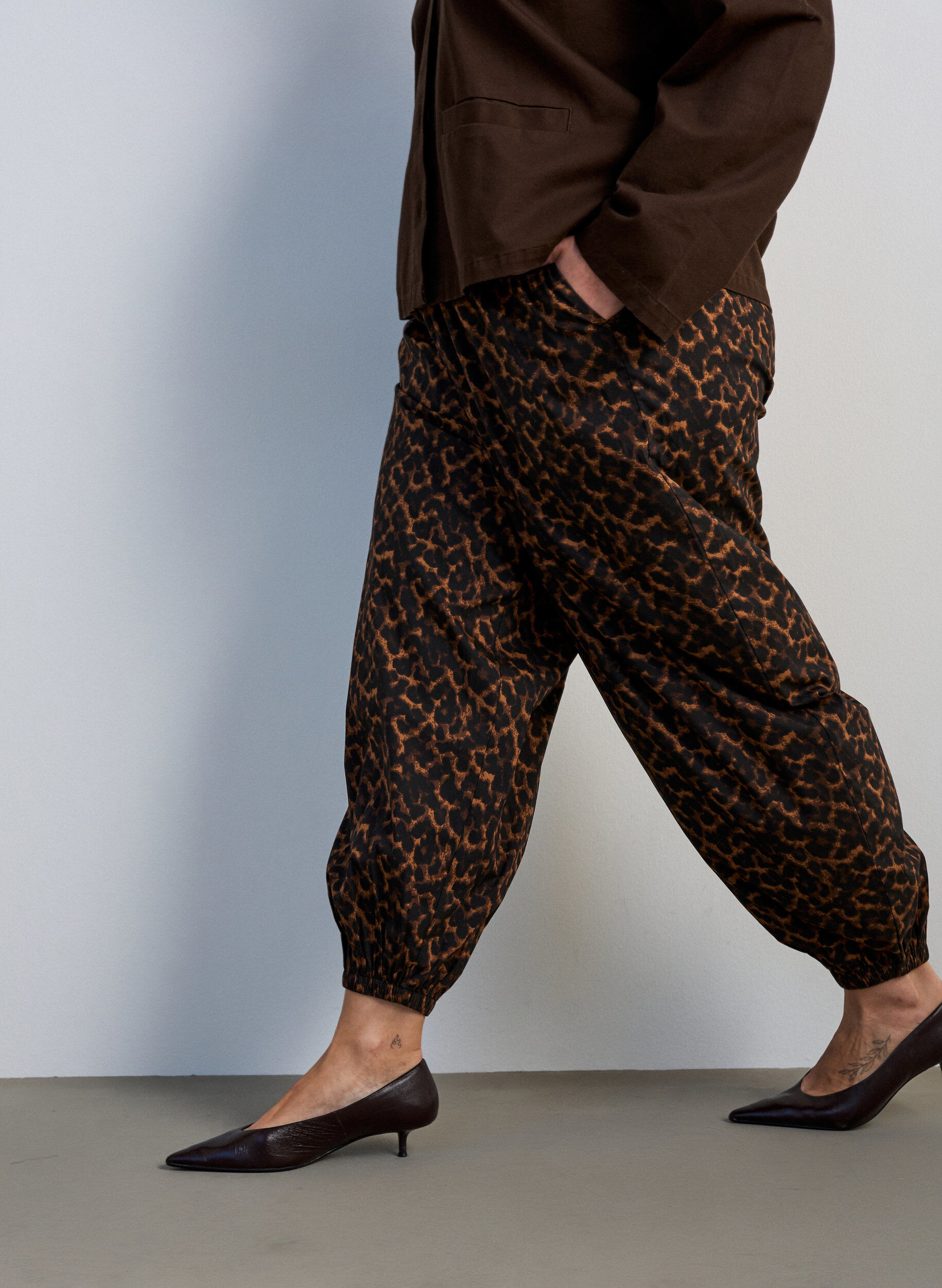 ZizziBallonhose mit hoher Taille und Allover-Muster, Braun, Model image number 2