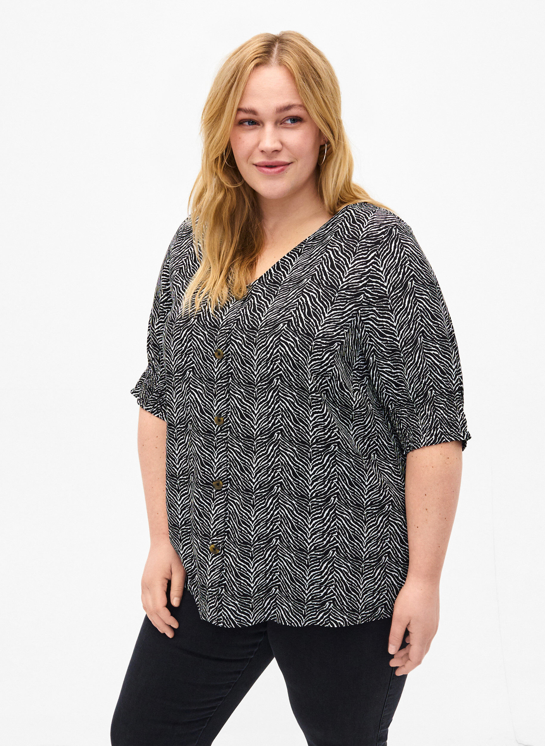 Zizzi  Viskosebluse mit Kn&ouml;pfen, Black Graphic AOP, Model image number 0
