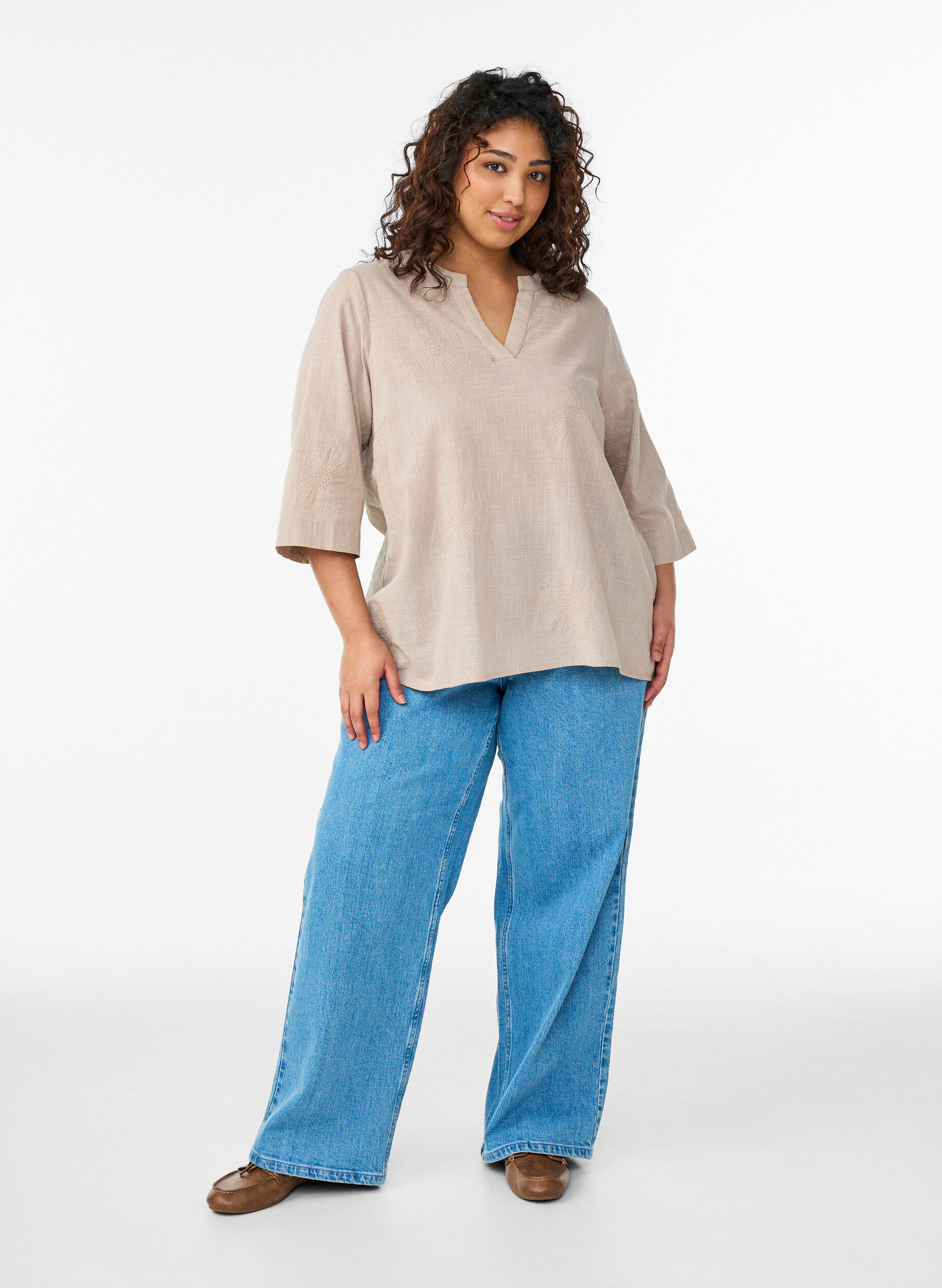 Zizzi Bluse aus Baumwolle mit gestickten Details und 3/4-&Auml;rmeln, Beige, Model image number 1