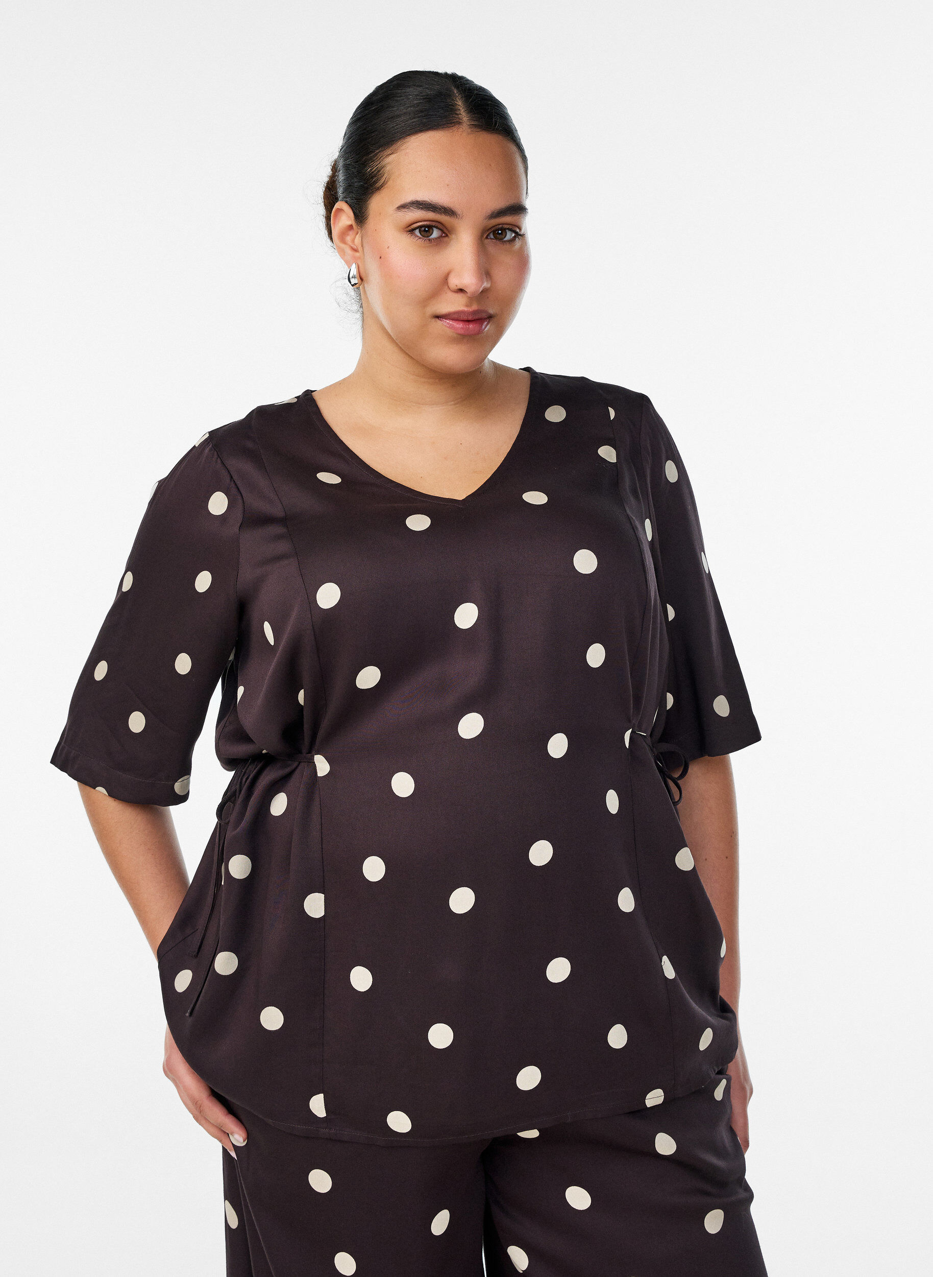 ZizziGepunktete Bluse aus Viskose mit V-Ausschnitt und Bindeband, Braun, Model image number 0