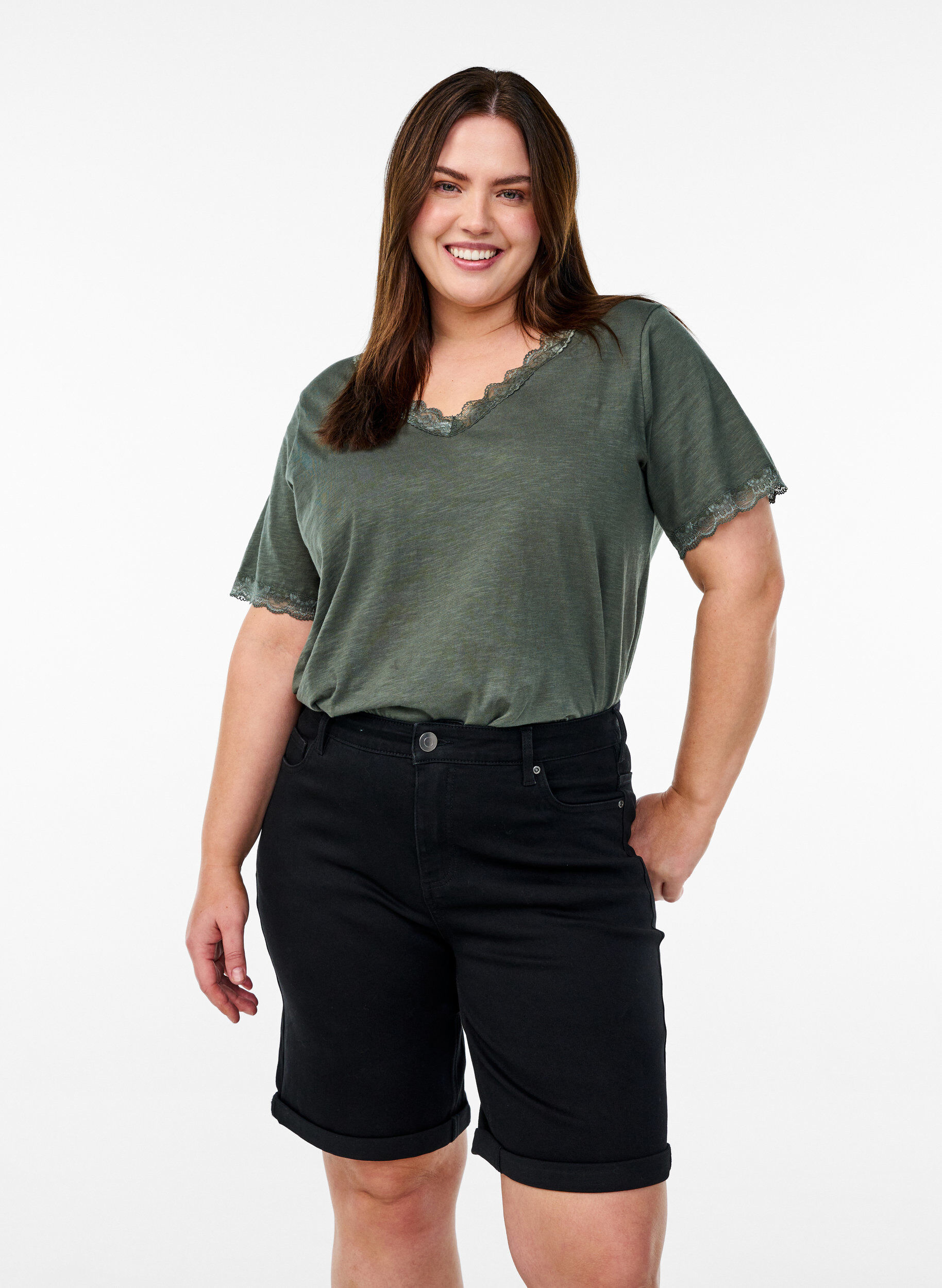 Eng anliegende Jeansshorts mit hoher Taille, Schwarz, Model