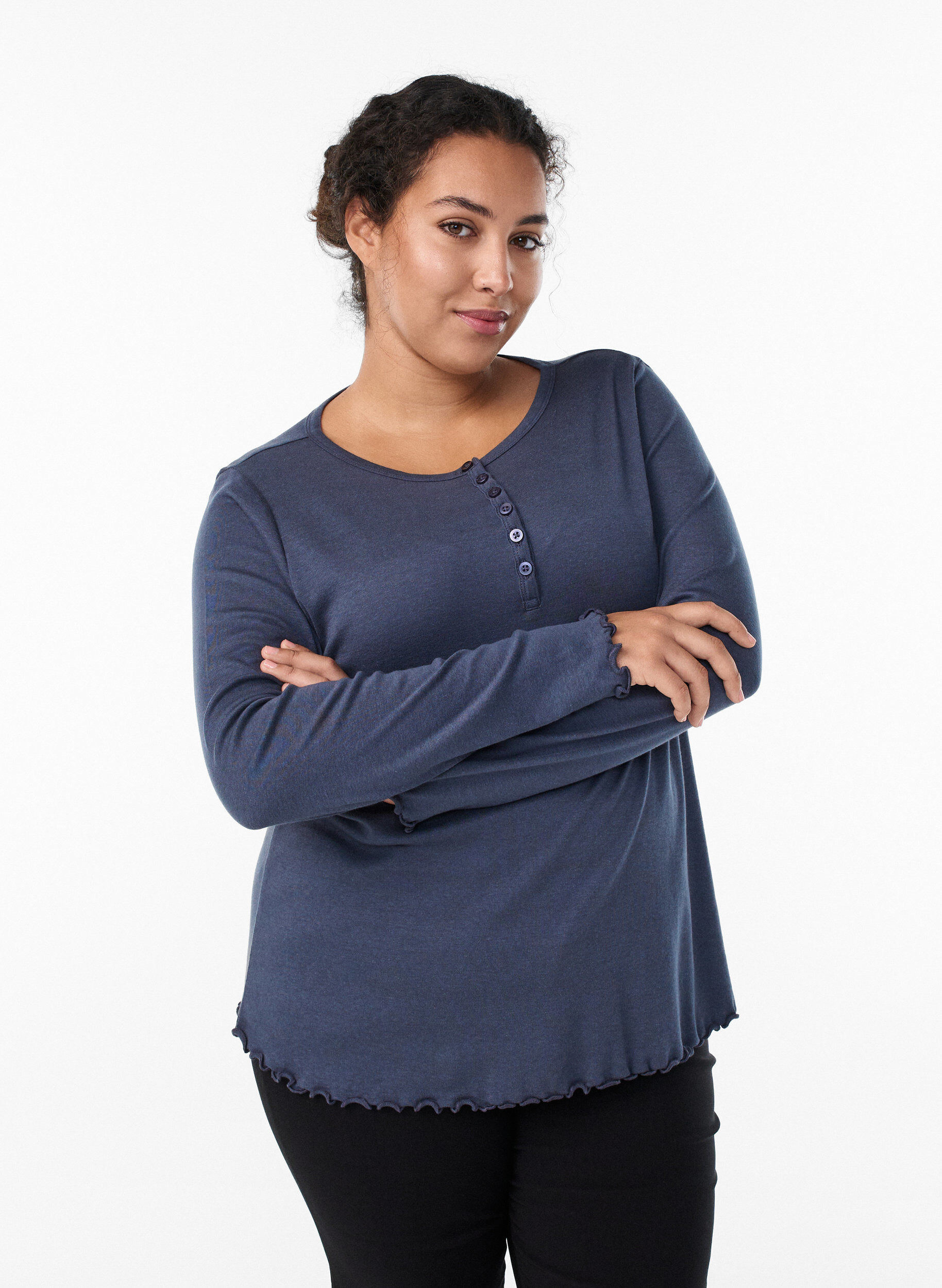 Jerseybluse mit Kn&ouml;pfen und welligen Kanten, Grau, Model