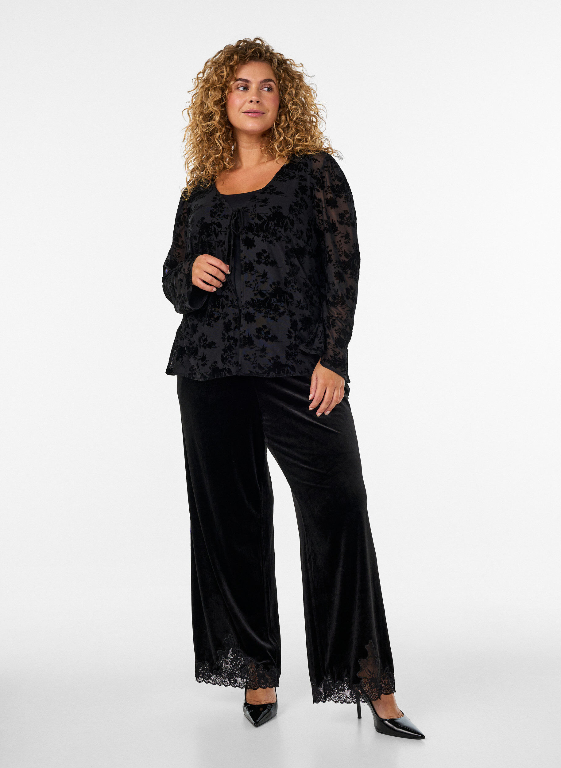 ZizziSamthose mit Spitzenbesatz und weitem Bein, Schwarz, Model image number 1