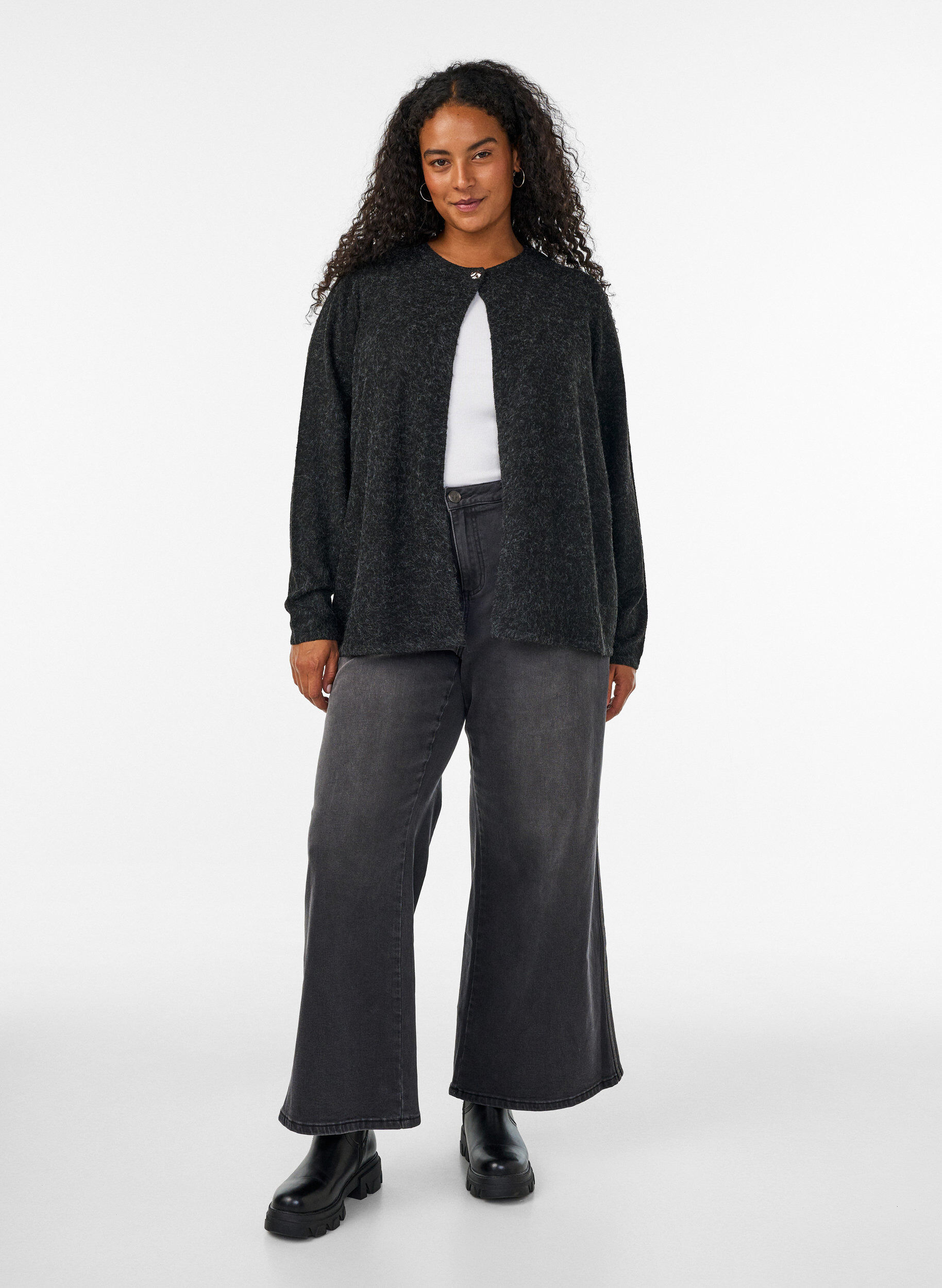ZizziStrickjacke mit Rundhalsausschnitt und Knopfverschluss, Grau, Model image number 1
