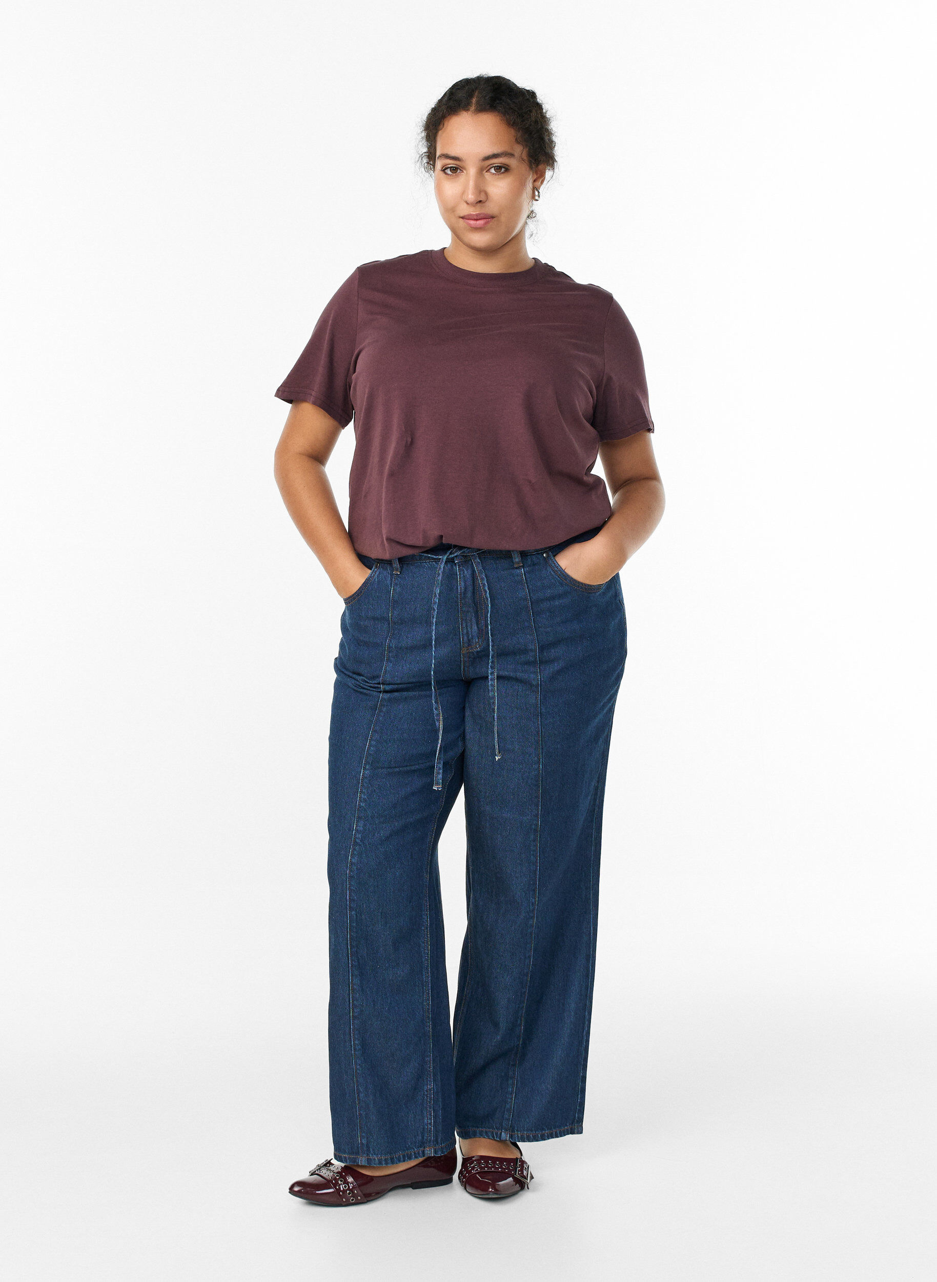 Zizzi Basic-T-Shirt aus Baumwolle mit Rundhalsausschnitt, Dunkles Bordeaux, Model image number 1