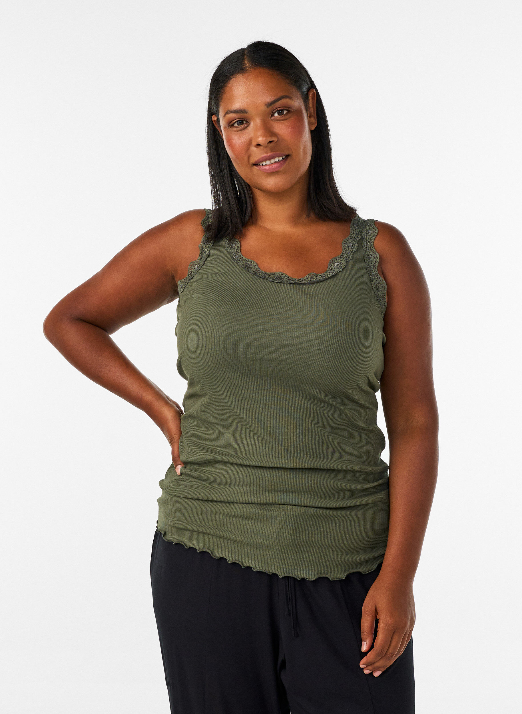 Top mit Spitzensaum, Gr&uuml;n, Model