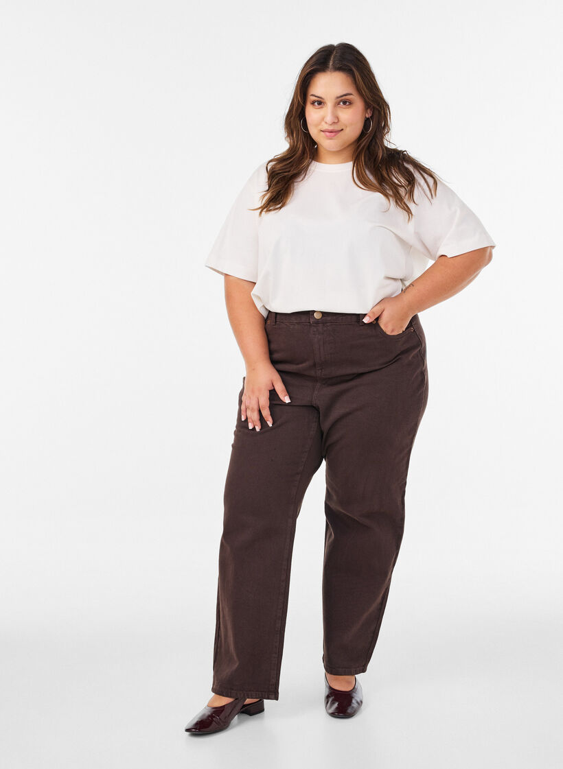 Farbige Jeans Kiana mit gerader Passform, Braun, Model