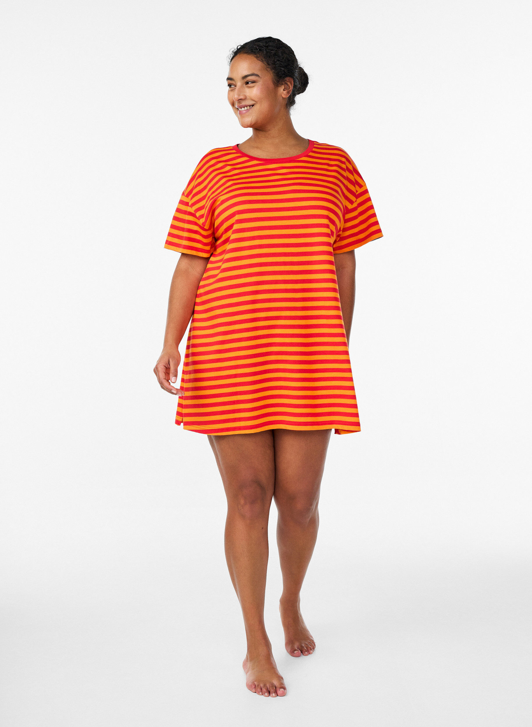 Zizzi Lang gestreiftes Nachthemd, Rot, Model image number 1