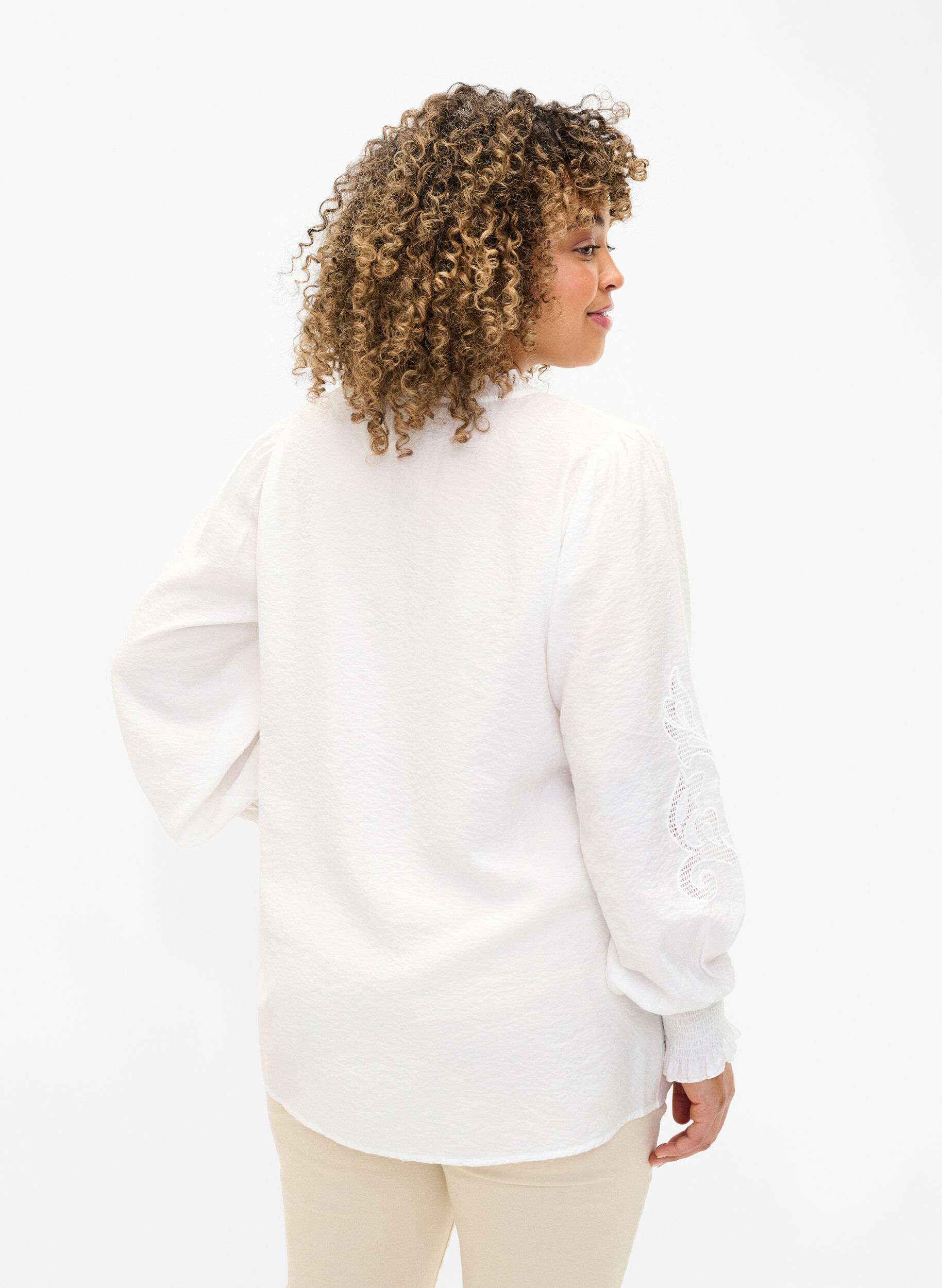 Zizzi Bluse mit R&uuml;schen und Lochstickerei, Bright White, Model image number 1